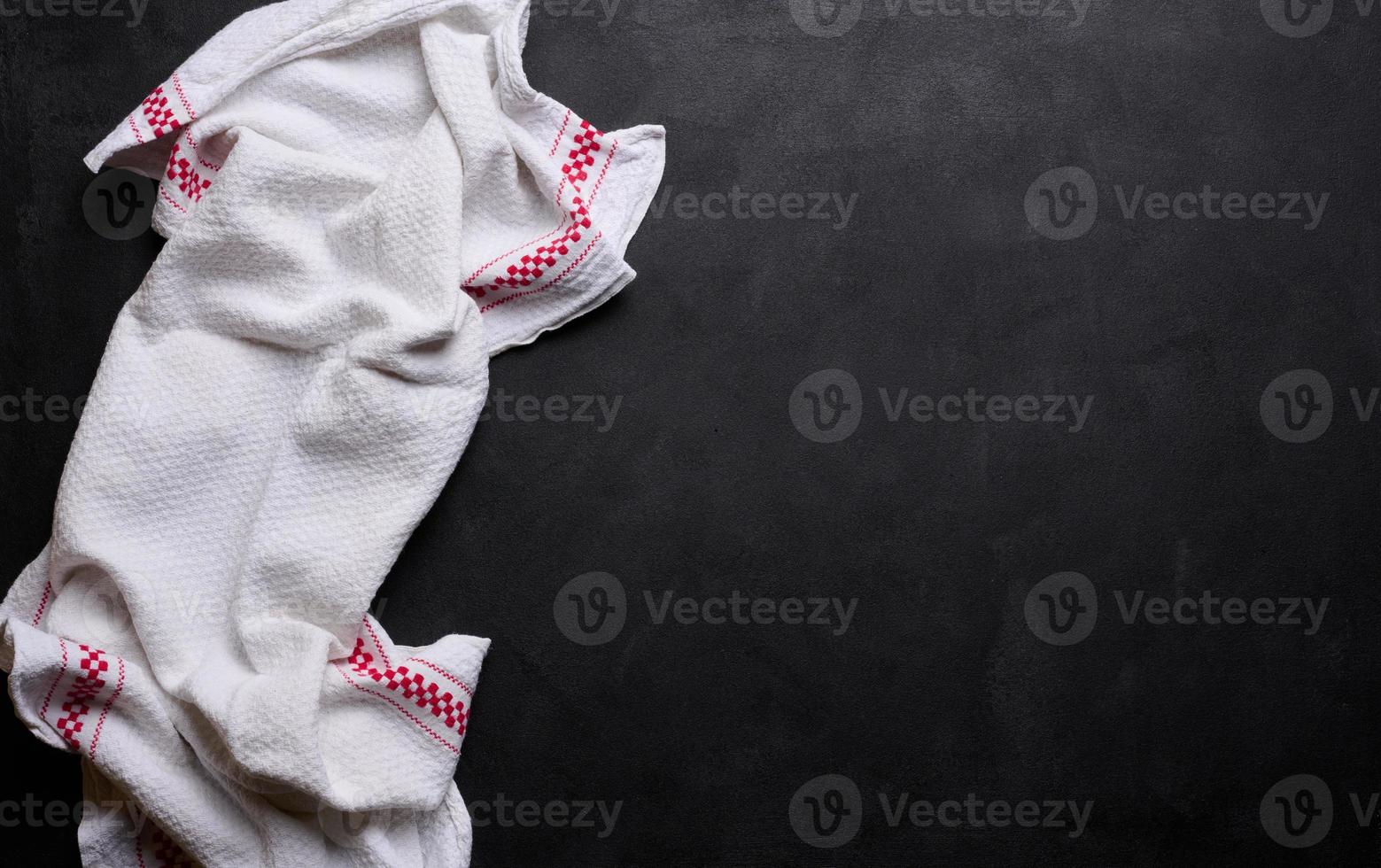 piegato biancheria cucina asciugamano su un' nero sfondo, superiore Visualizza foto