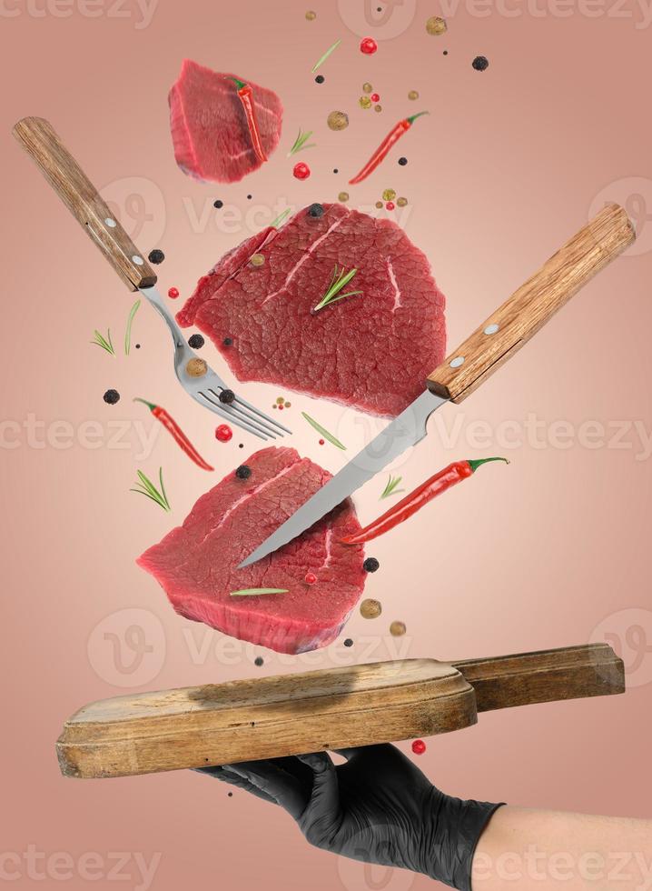 crudo pezzi di manzo, rosmarino, spezie e rosso chili peperoni autunno su un' di legno taglio tavola foto