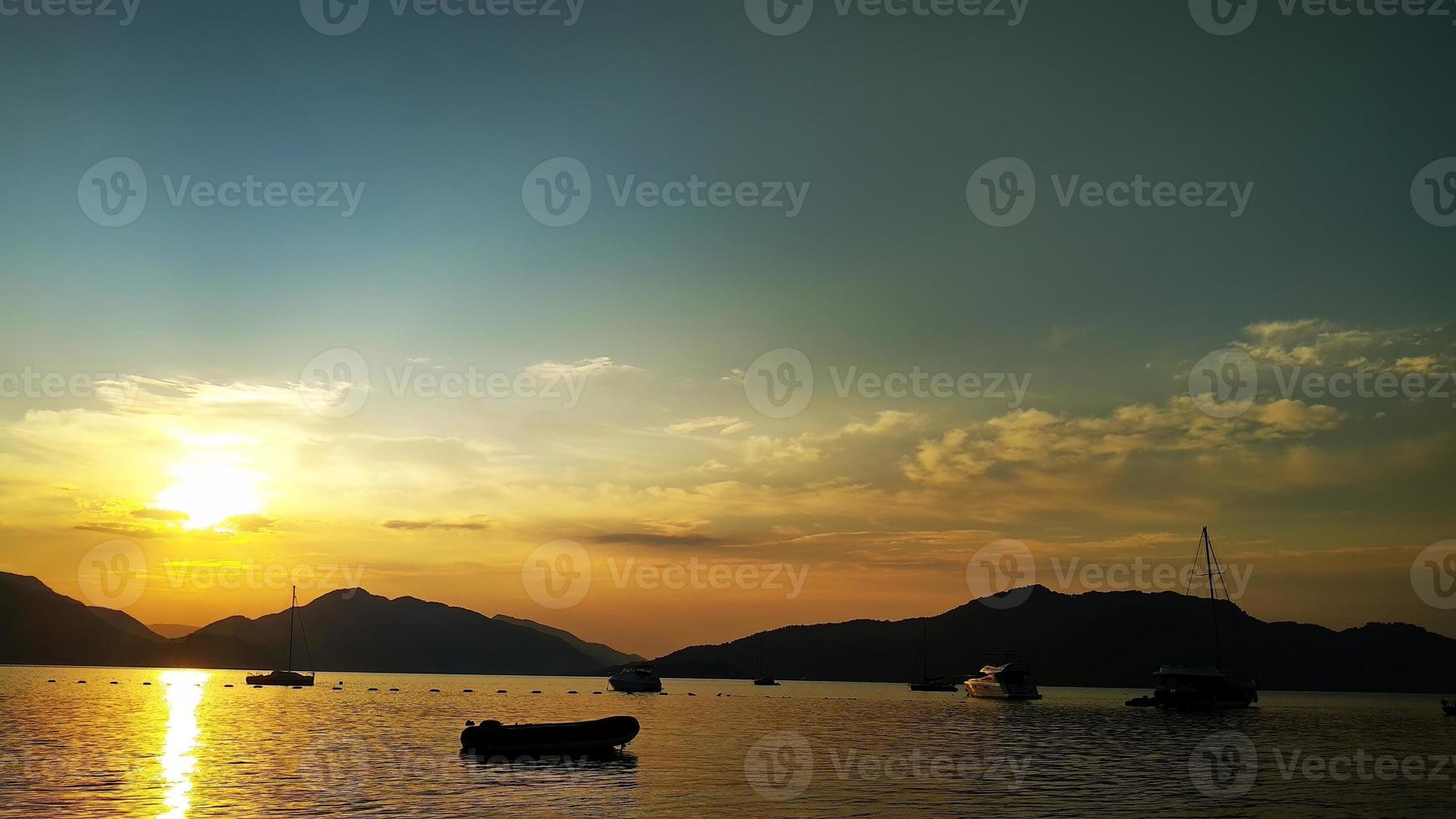 bellissimo tramonto su il mare e montagne foto