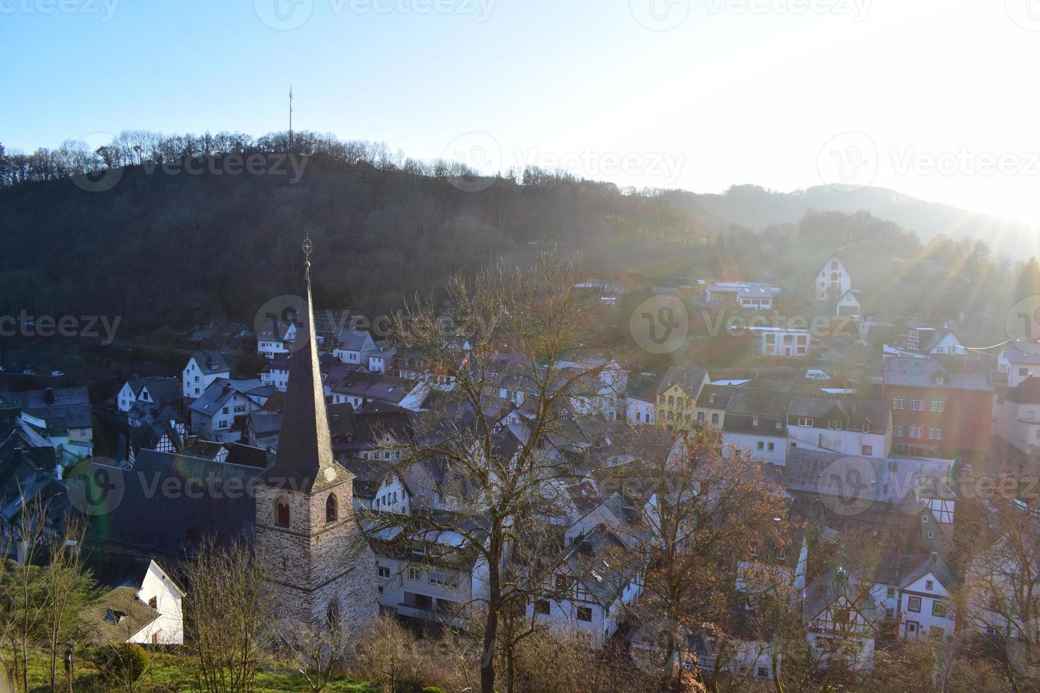 eifel villaggio monreale con Basso sole foto