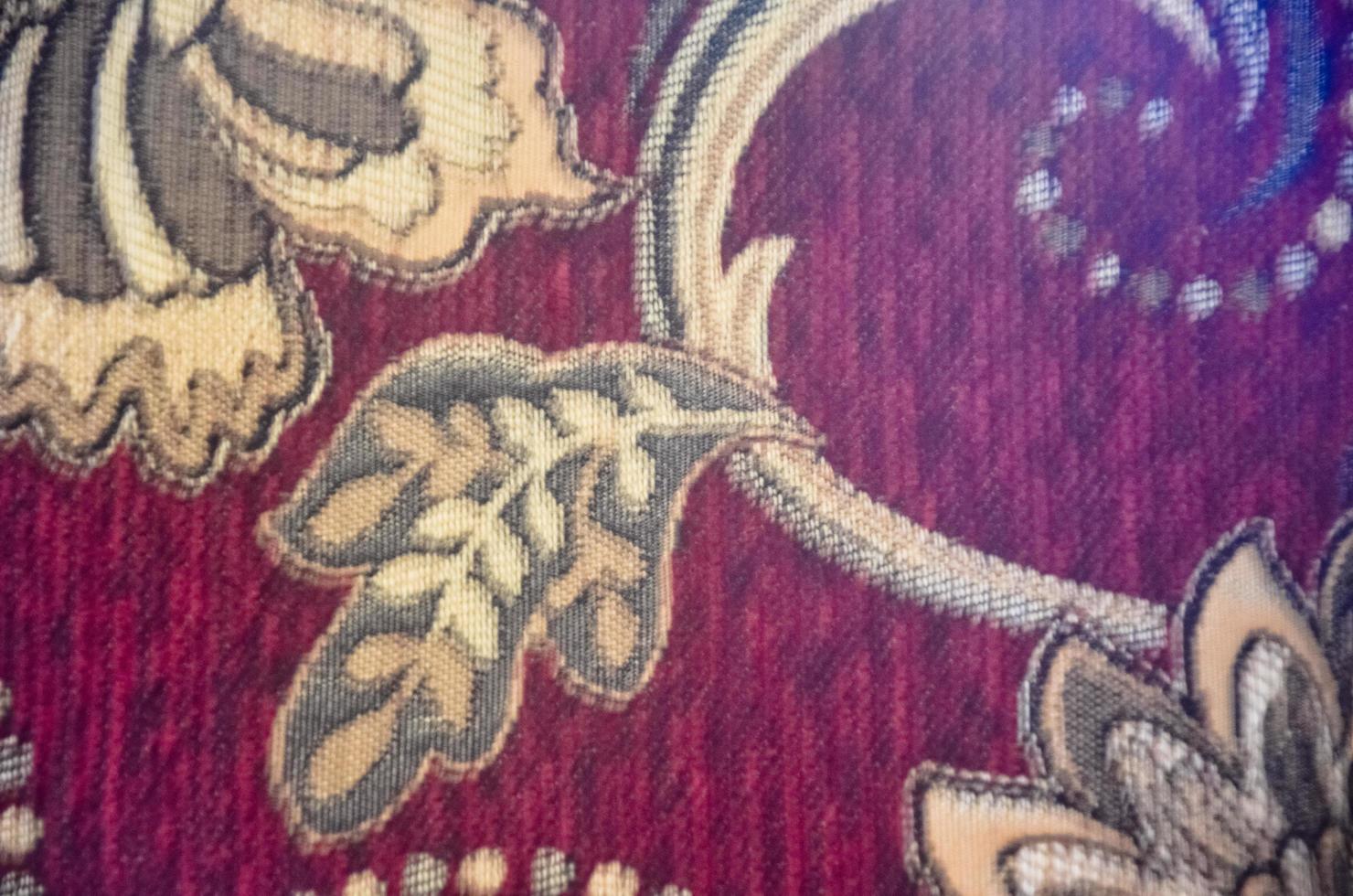 batik floreale e pianta motivi su rosso cotone tessuto. foto