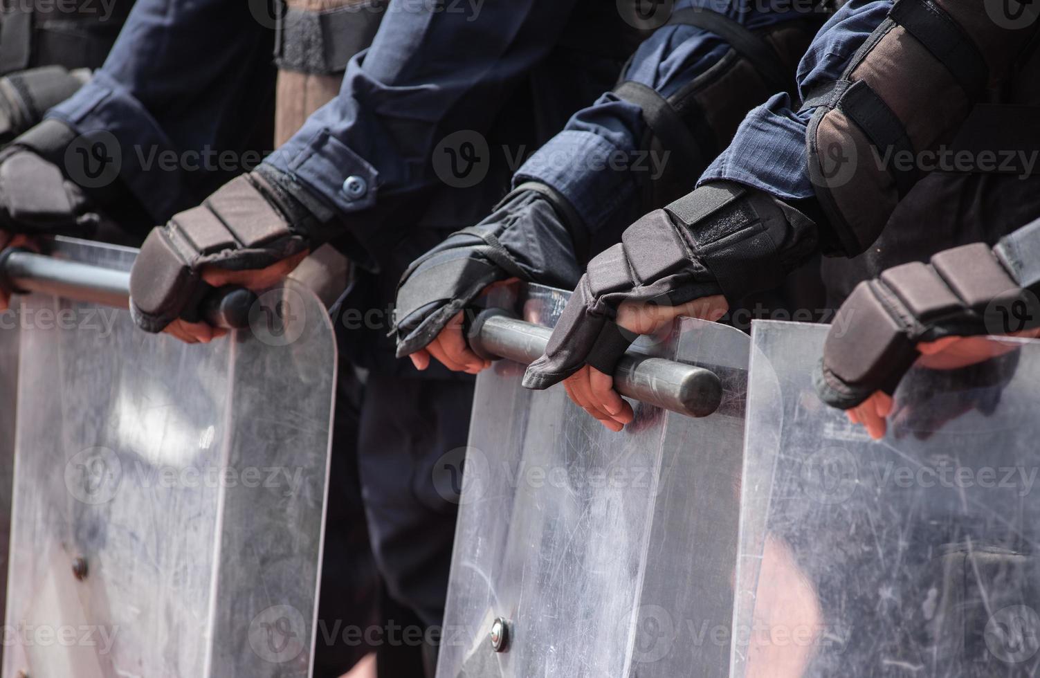 rivolta polizia controllo il folla. foto