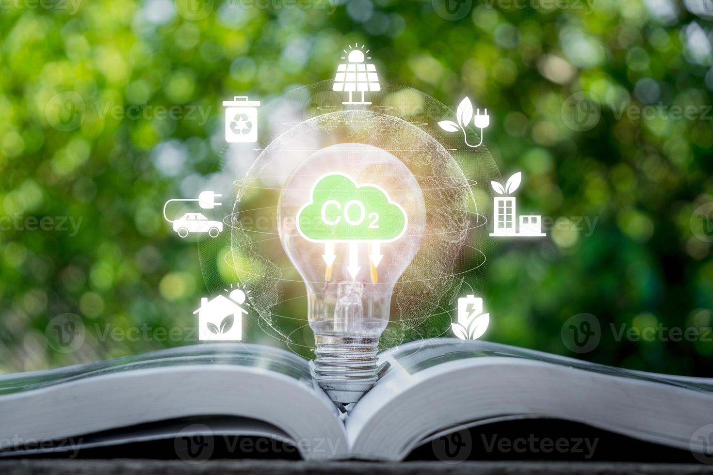 ridurre co2 emissione concetto, leggero lampadina con co2 icona su virtuale schermo, sostenibile sviluppo e verde attività commerciale basato su rinnovabile energia, elettrico trasporto. foto