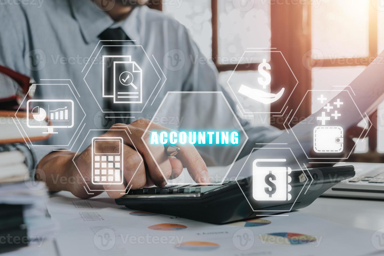 contabilità concetto, uomo d'affari utilizzando calcolatrice e analizzando finanziario dati su ufficio scrivania con contabilità icona su virtuale schermo. foto