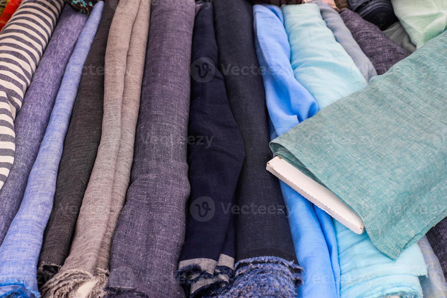 campioni di stoffa e tessuti nel diverso colori trovato a un' tessuti mercato nel Germania foto