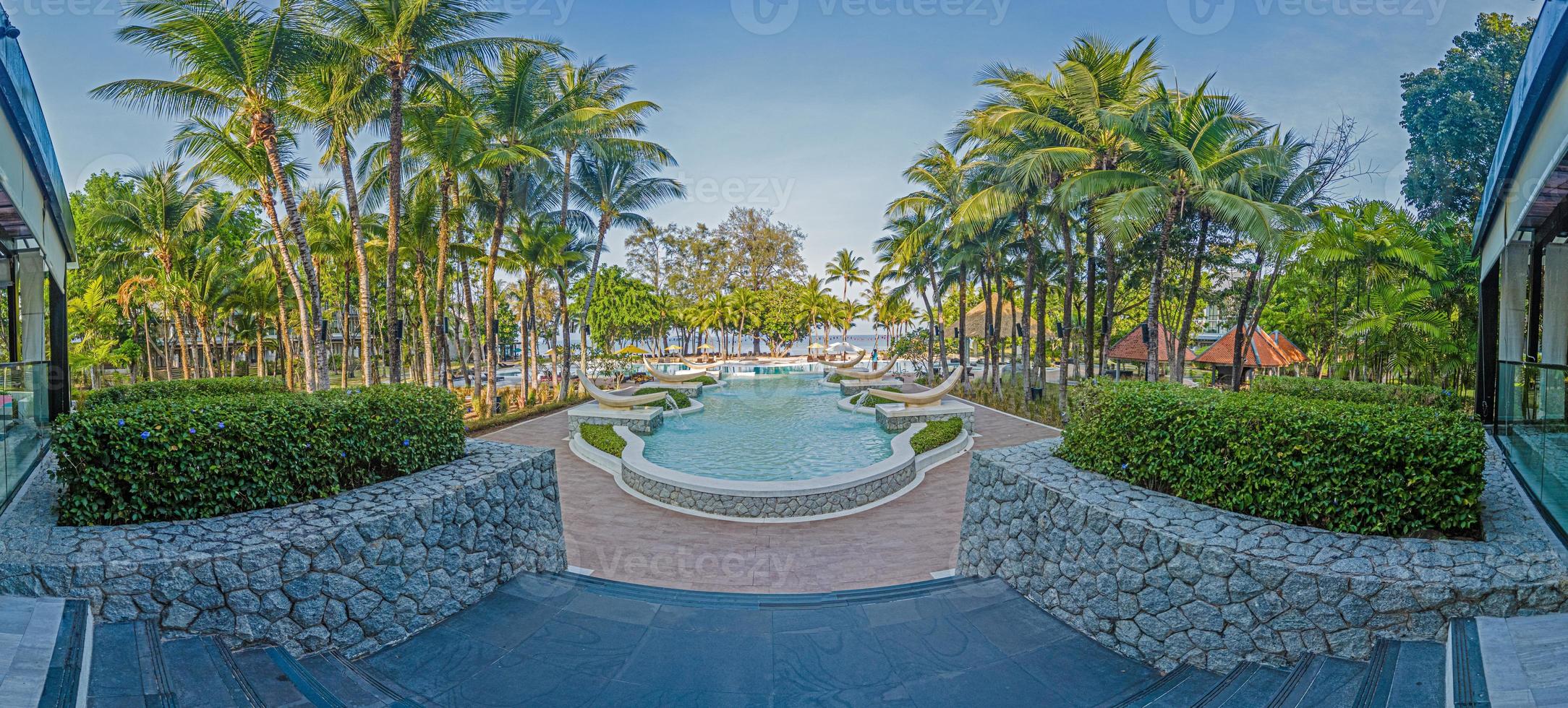 panoramico Visualizza al di sopra di tropicale piscina paesaggio di lusso Hotel foto