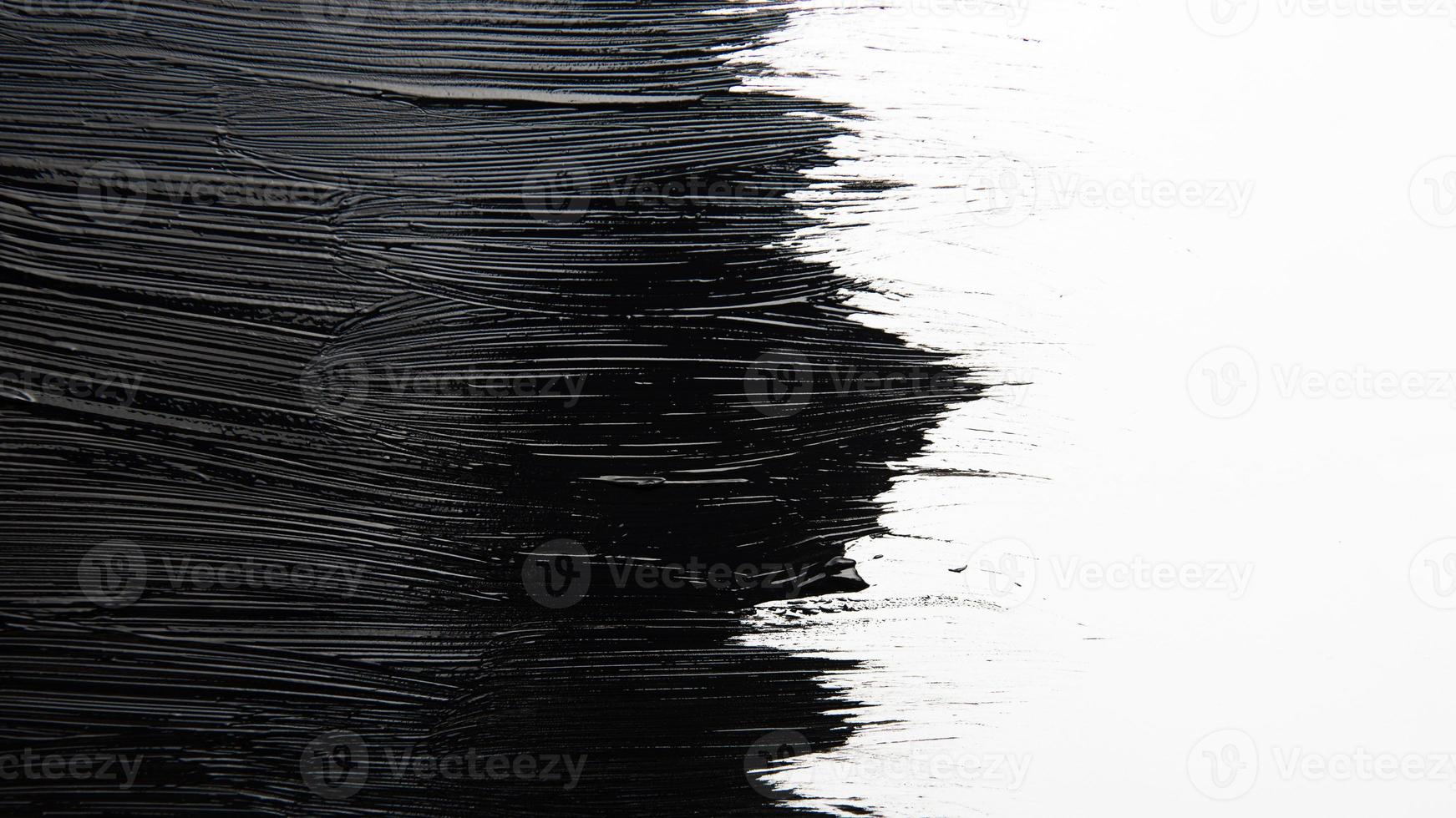 pennellata di vernice nera con texture artistica su sfondo bianco foto