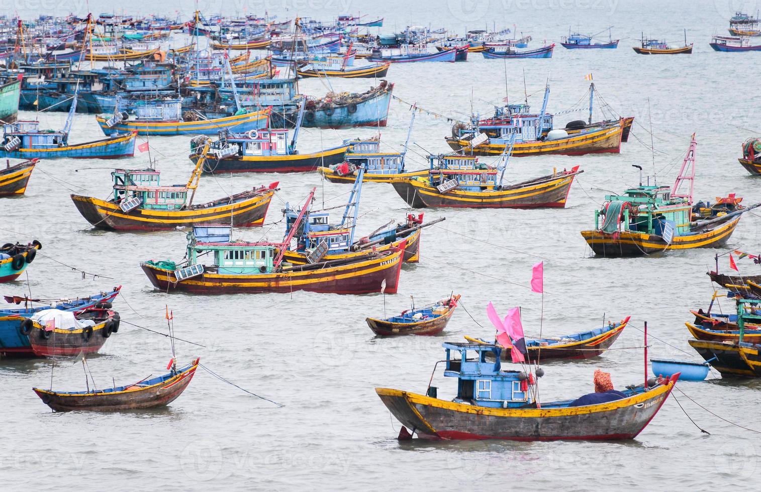 vietnamita pesca villaggio, mui no, Vietnam, sud-est Asia. paesaggio con mare e tradizionale colorato pesca Barche a muine. popolare punto di riferimento e turista destinazione di Vietnam. foto