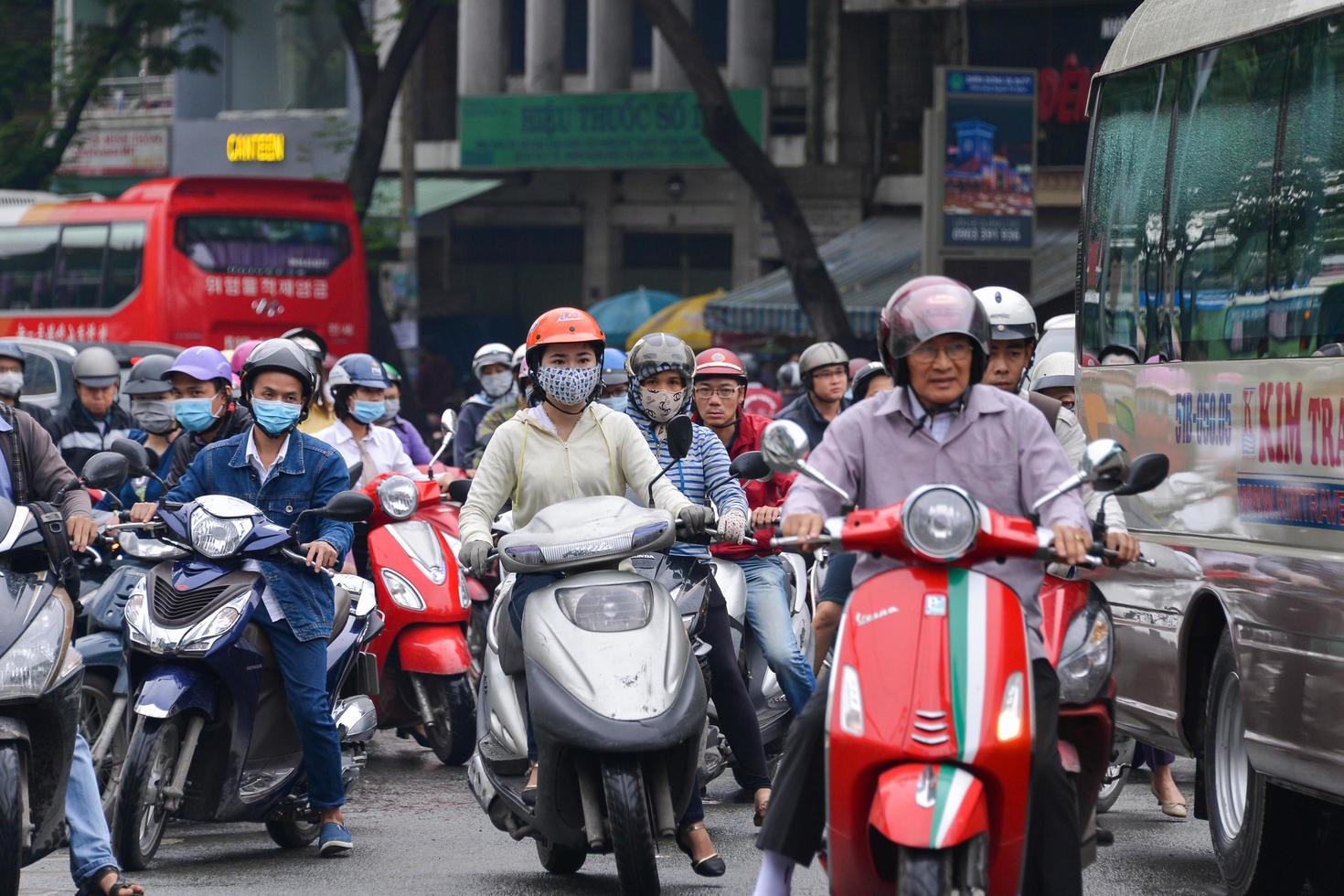 Ho Chi Minh città, Vietnam - dec 14, 2016-incredibile traffico di Asia città, gruppo cittadino su privato veicolo nel corsa ora, mob di persone nel caschi, equitazione moto nel Vietnam, dicembre 14, 2016 foto