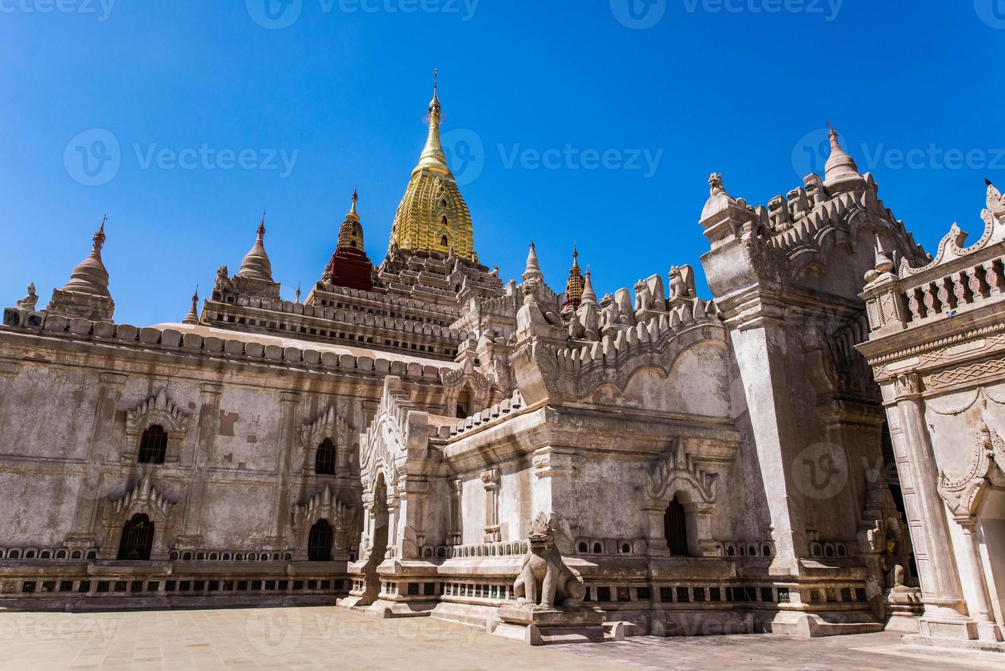 ananda tempio nel vecchio bagan, Myanmar, S uno di bagan's migliore conosciuto e maggior parte bellissimo templi. foto