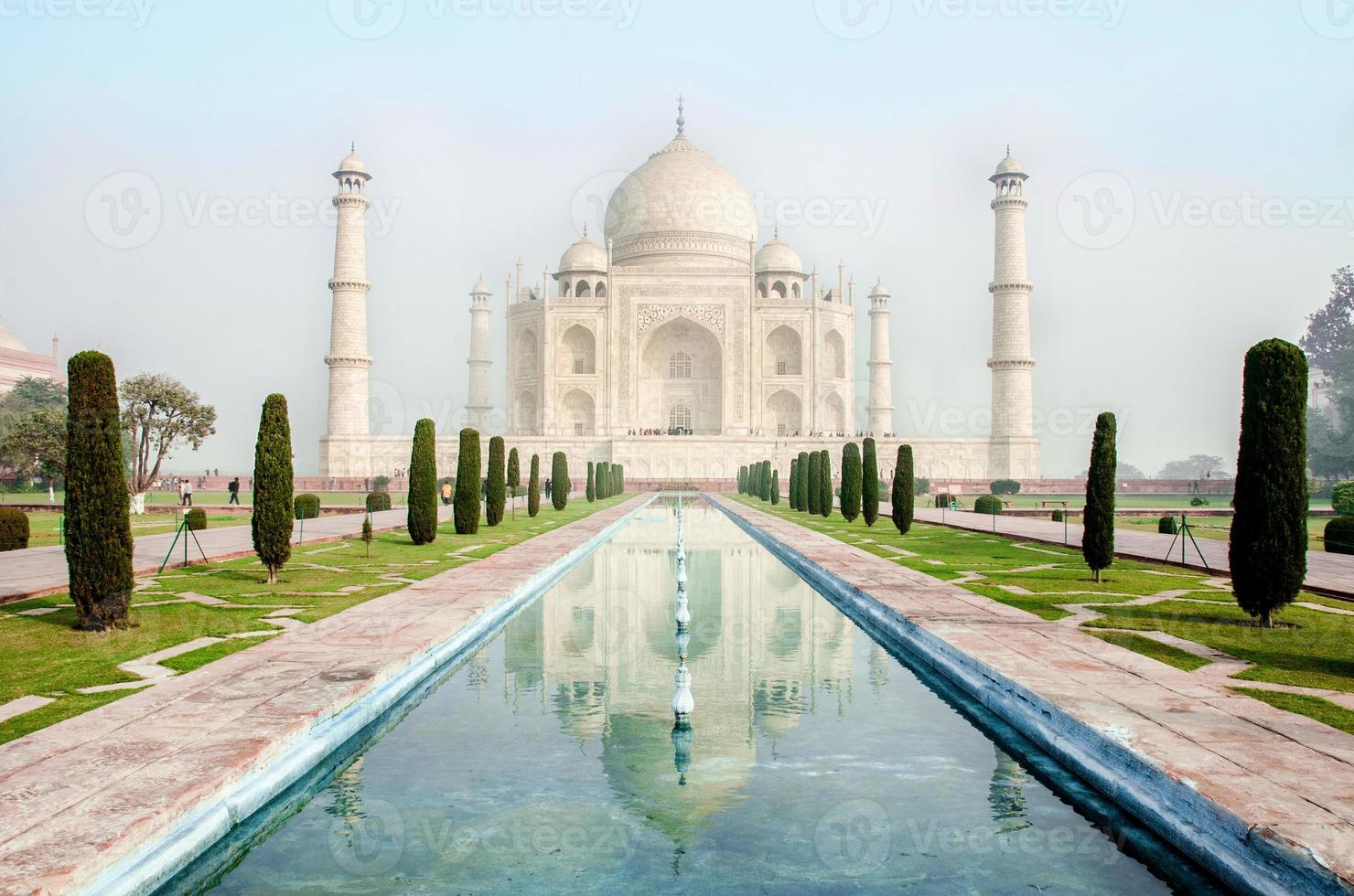 il taj Mahal è un Bianco avorio marmo mausoleo su il Sud banca di il yamuna fiume nel il indiano città di agra, uttar pradesh. foto