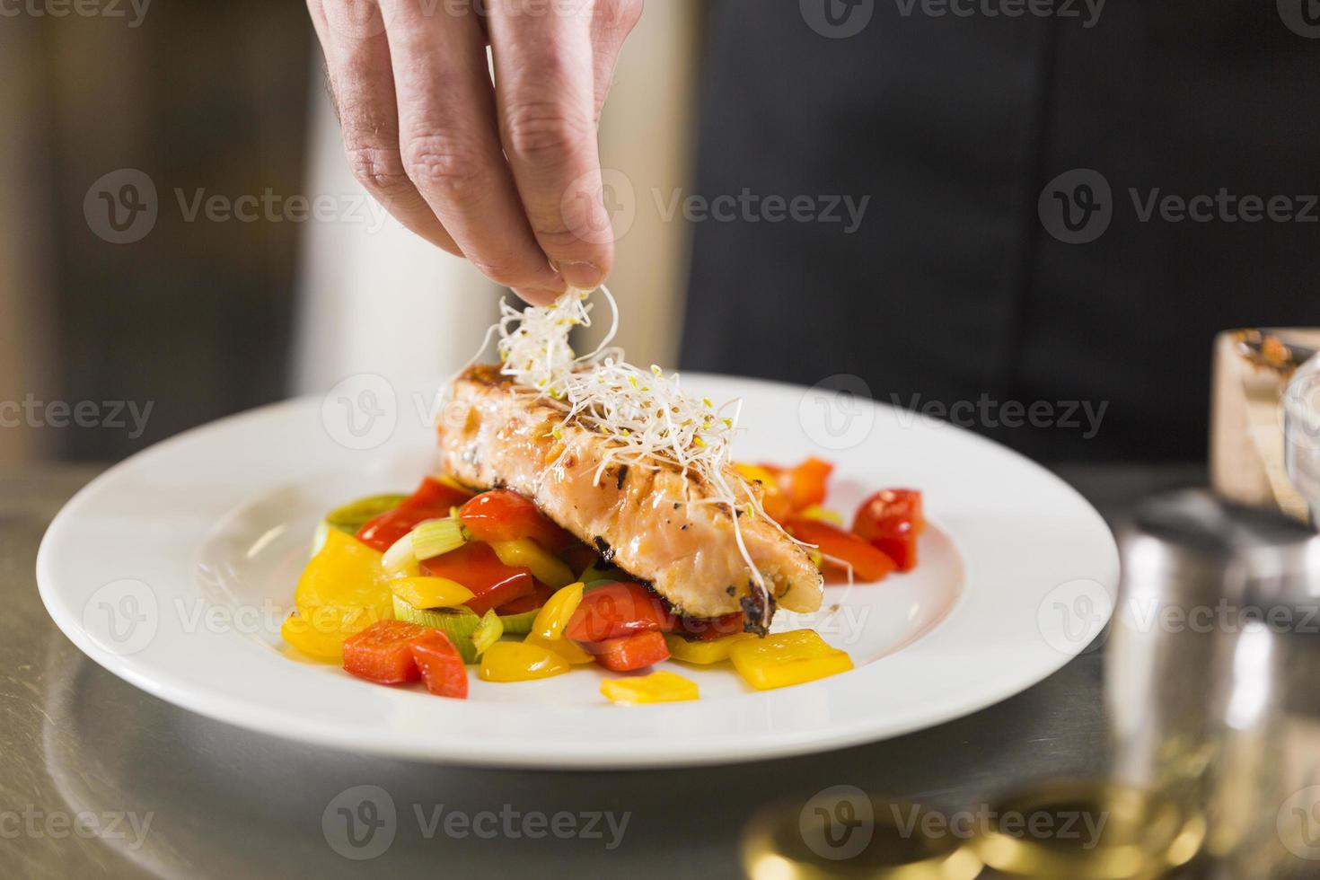 chef prepara un piatto di cibo sano foto
