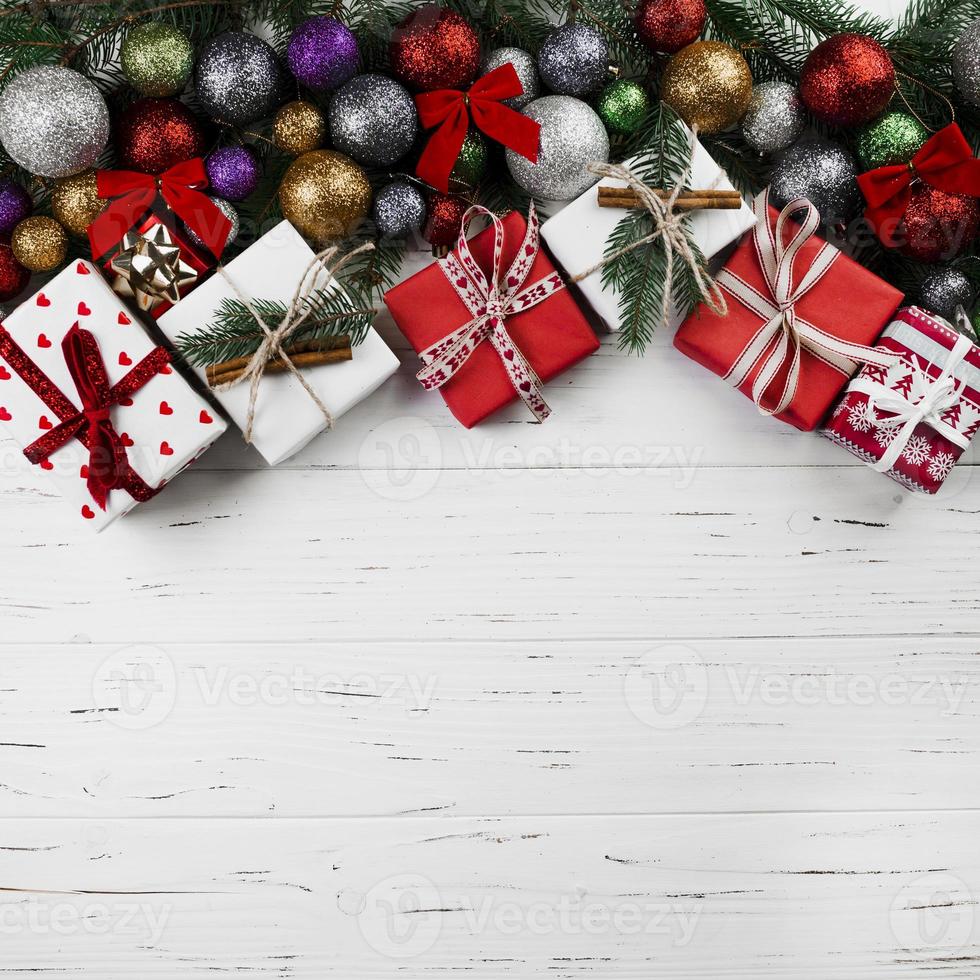 composizione natalizia di scatole regalo e palline foto