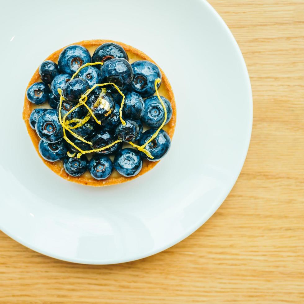 dessert dolce con crostata di mirtilli nel piatto bianco foto