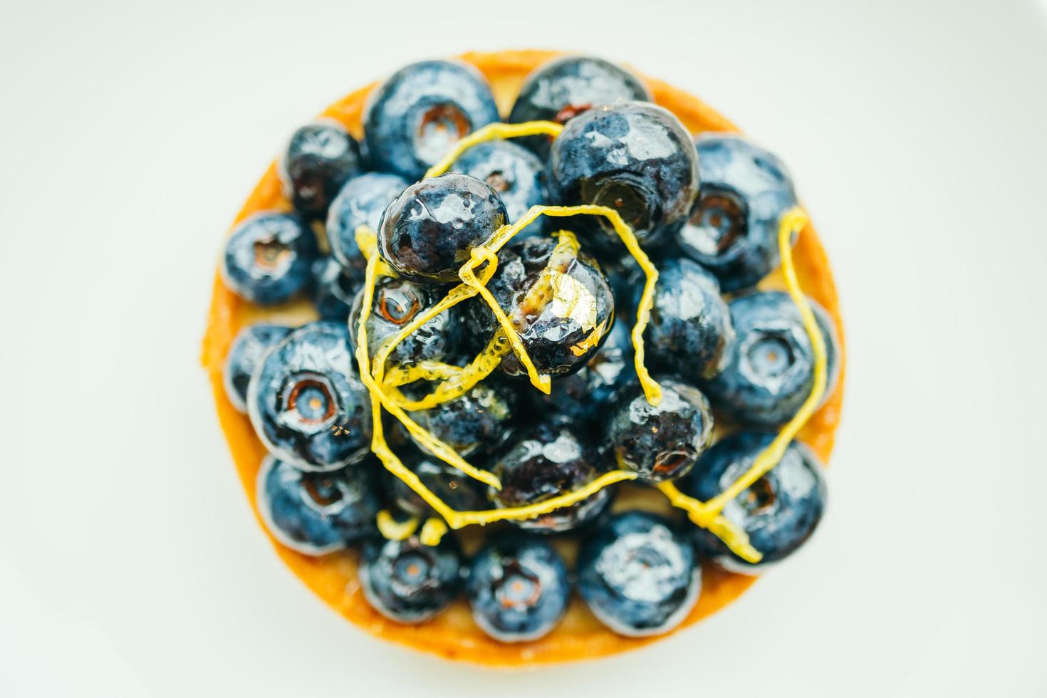 dessert dolce con crostata di mirtilli nel piatto bianco foto