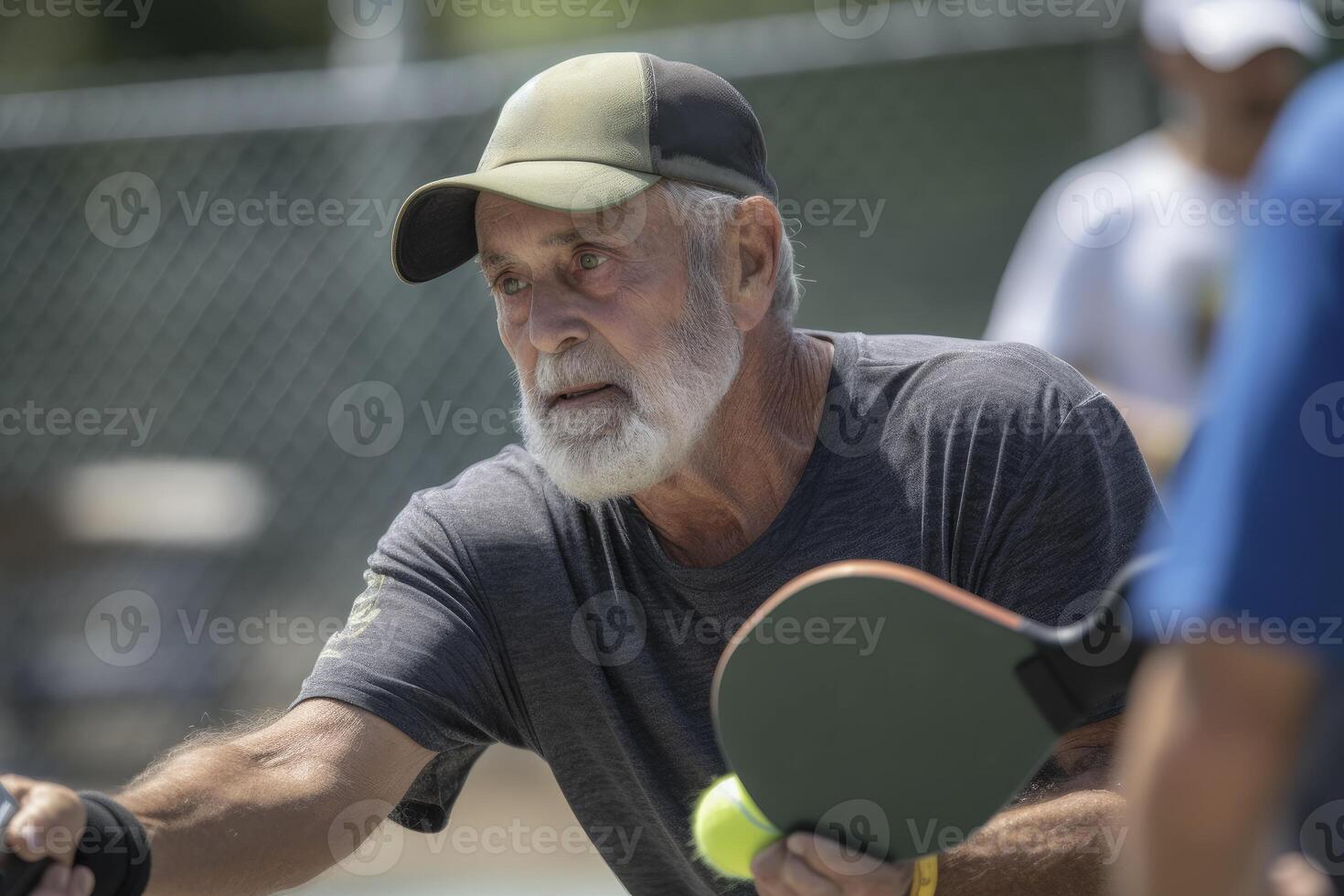 foto di un anziano uomo Tenere un' pickleball racchetta su un' pickleball Tribunale. generativo ai