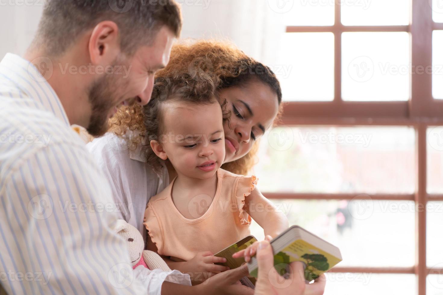 genitori e bambini rilassare nel il vivente camera di il Casa. orologio bambino felicemente giocare con il suo preferito giocattolo. foto