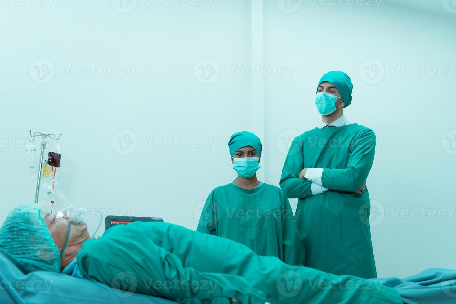 ritratto di professoressa di medicina nel cardiologia e un' squadra di medici nel il operativo camera in corso cuore trapianto chirurgia foto