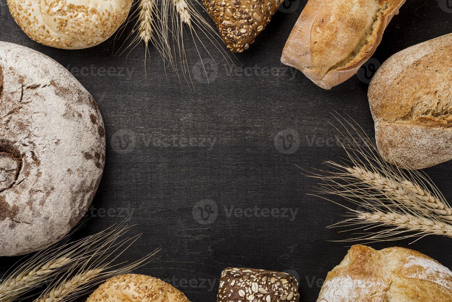 assortimento di pane cotto con copia spazio foto