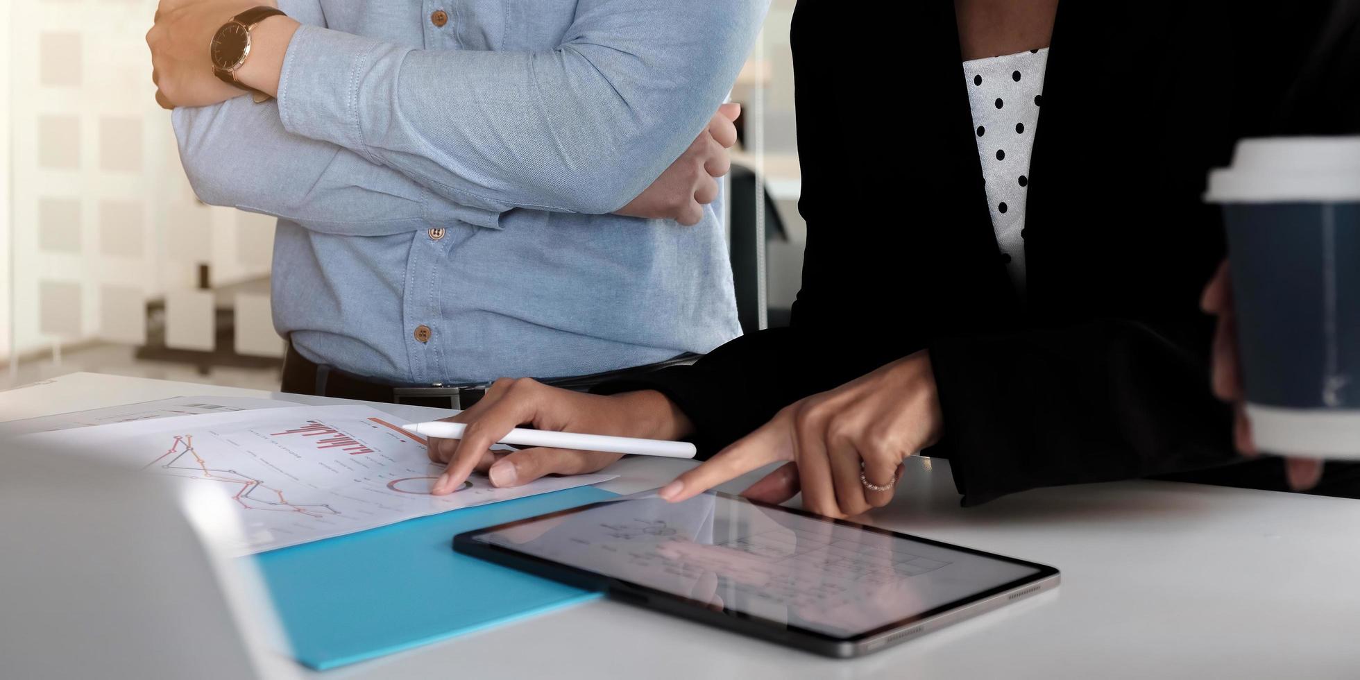 professionista utilizzando un tablet in una riunione foto