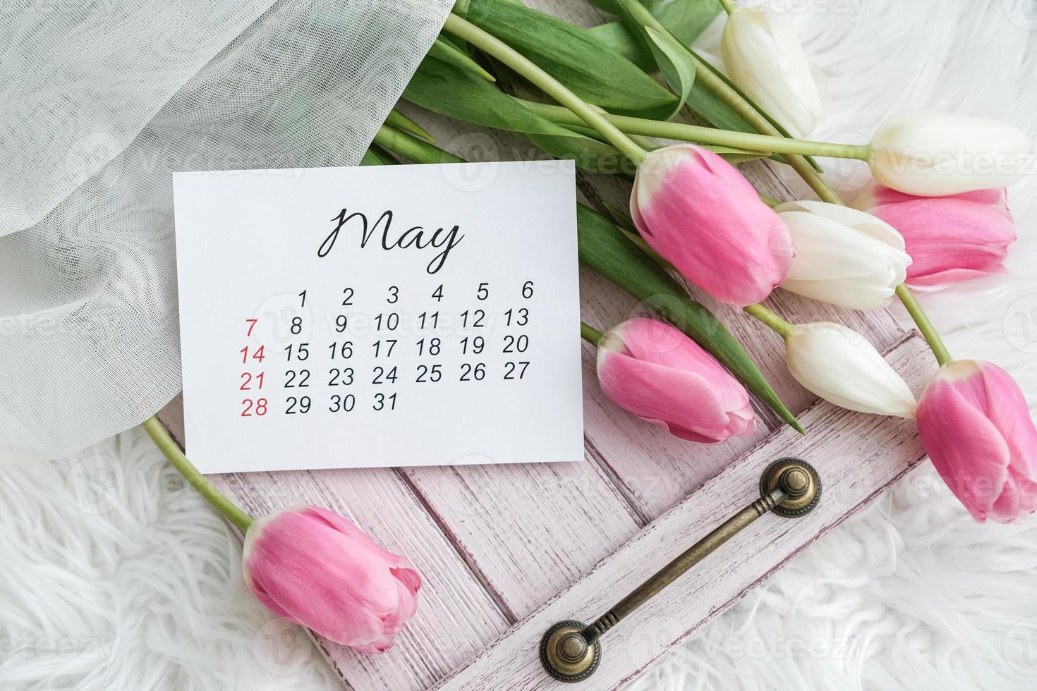 Maggio calendario e tulipani mazzo foto