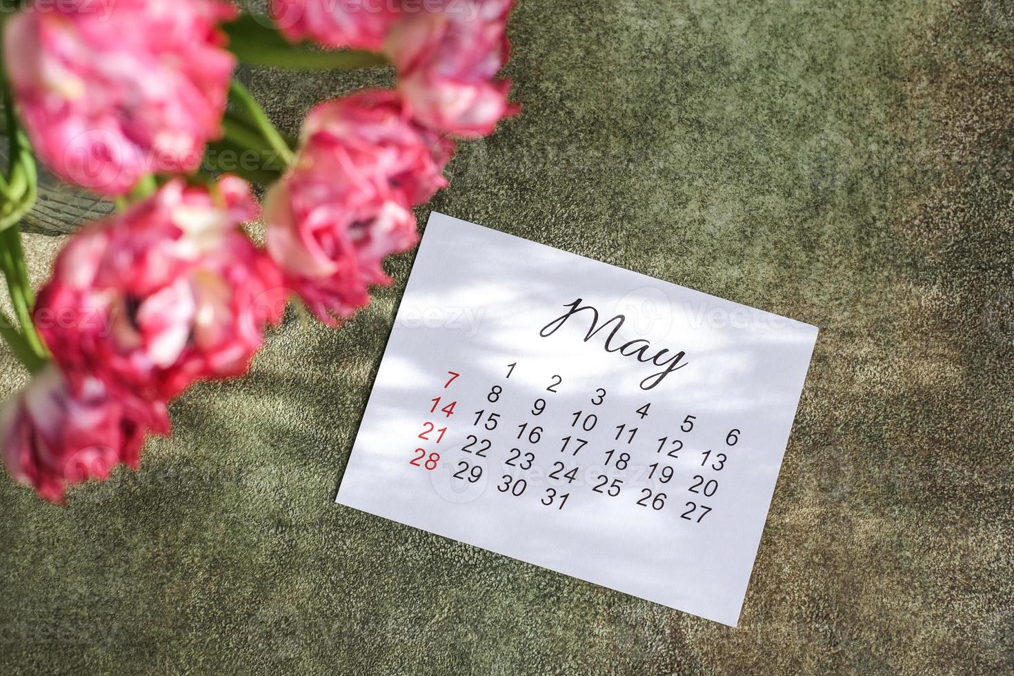 Maggio calendario e mazzo di tulipani foto