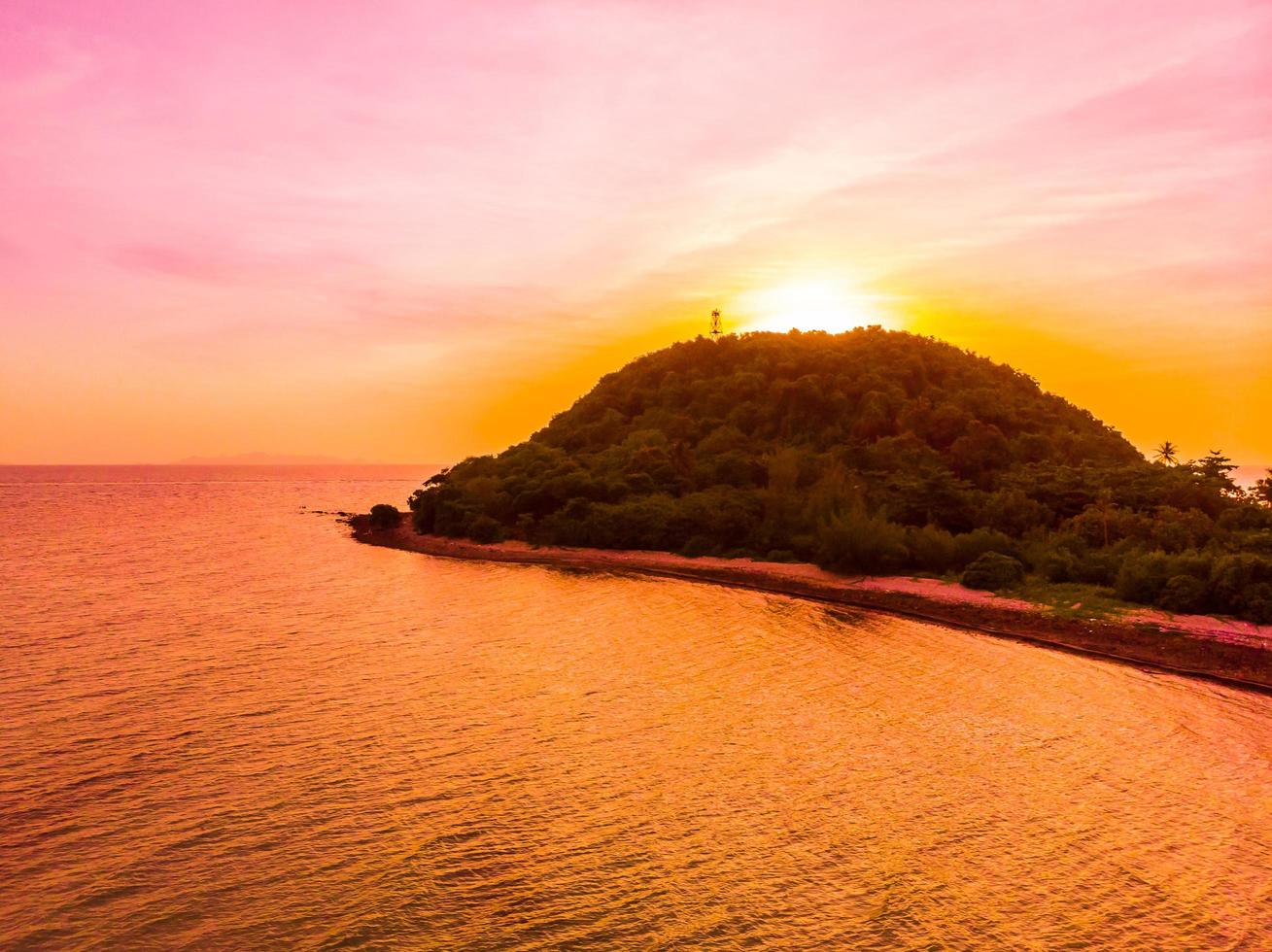 vista aerea della bellissima spiaggia tropicale e mare nell'isola foto