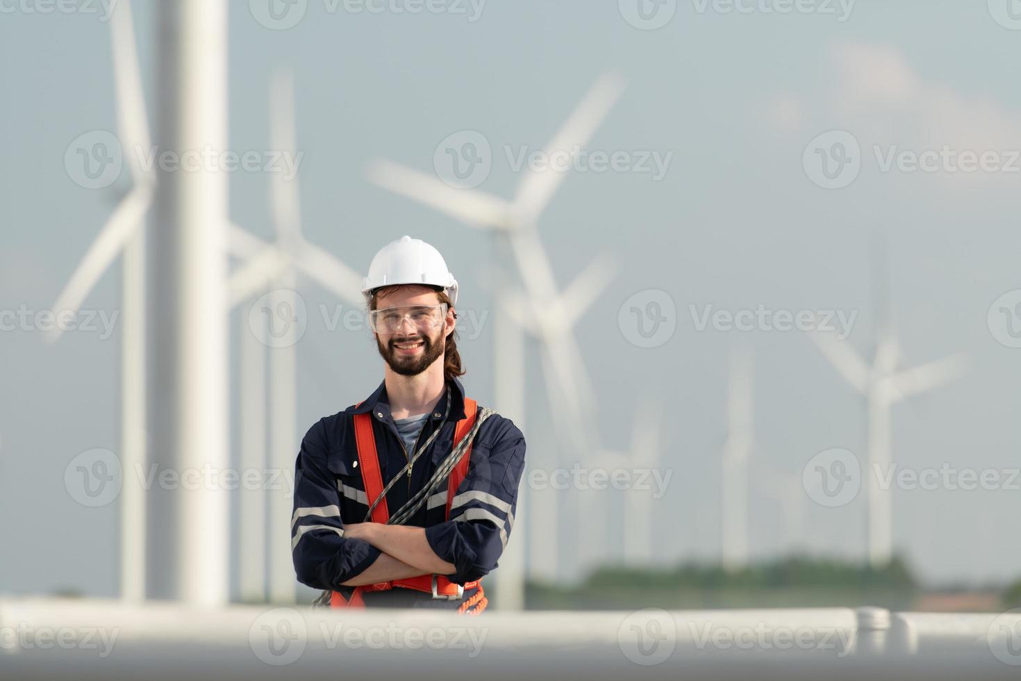 ingegnere a naturale energia vento turbina luogo con un' missione per scalata su per il vento turbina lame per ispezionare il operazione di grande vento turbine quello converte vento energia in elettrico energia foto