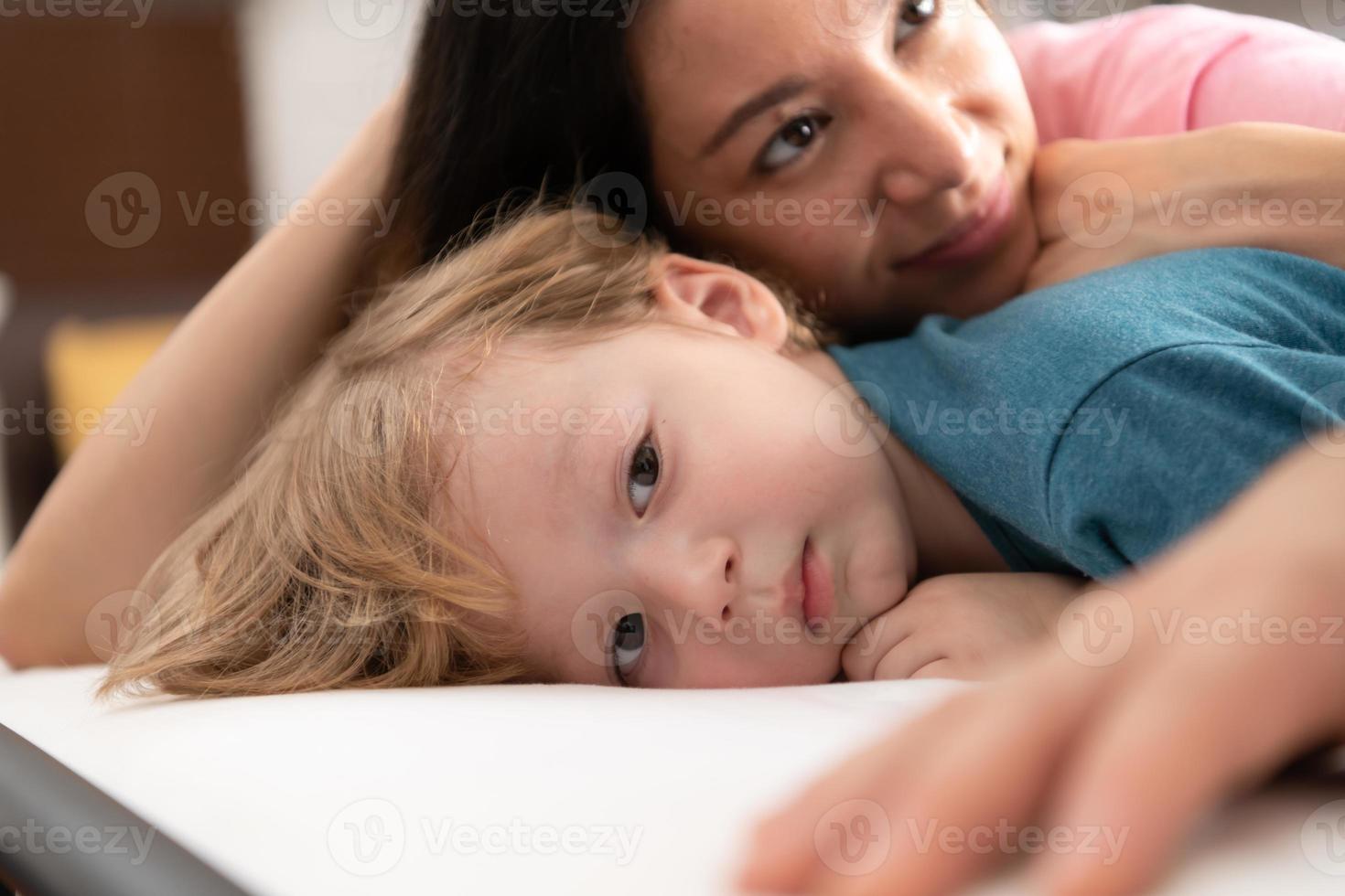 dopo il poco ragazzo si sveglia su a partire dal il suo pisolino, il suo padre e madre impegnare nel piacevole attività nel il suo Camera da letto. foto