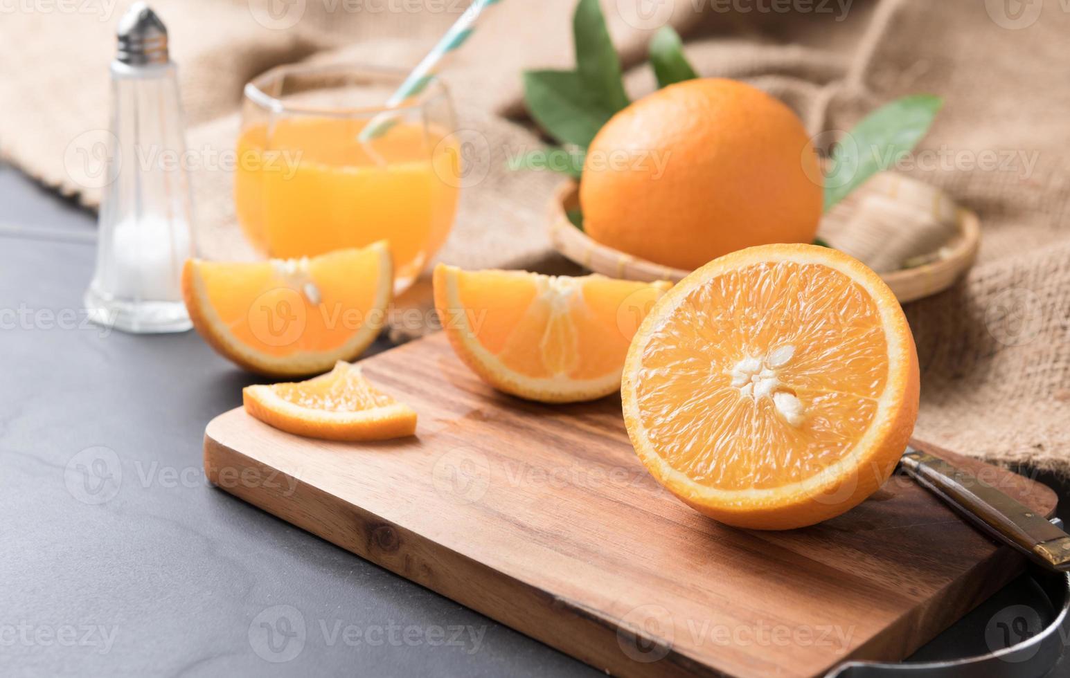 fresco affettato arancia su legna piatto foto