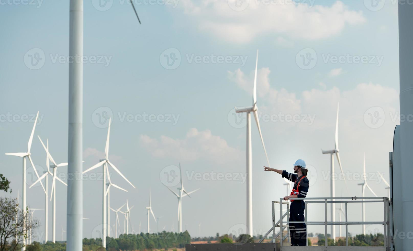 ingegnere a naturale energia vento turbina luogo con un' missione per scalata su per il vento turbina lame per ispezionare il operazione di grande vento turbine quello converte vento energia in elettrico energia foto