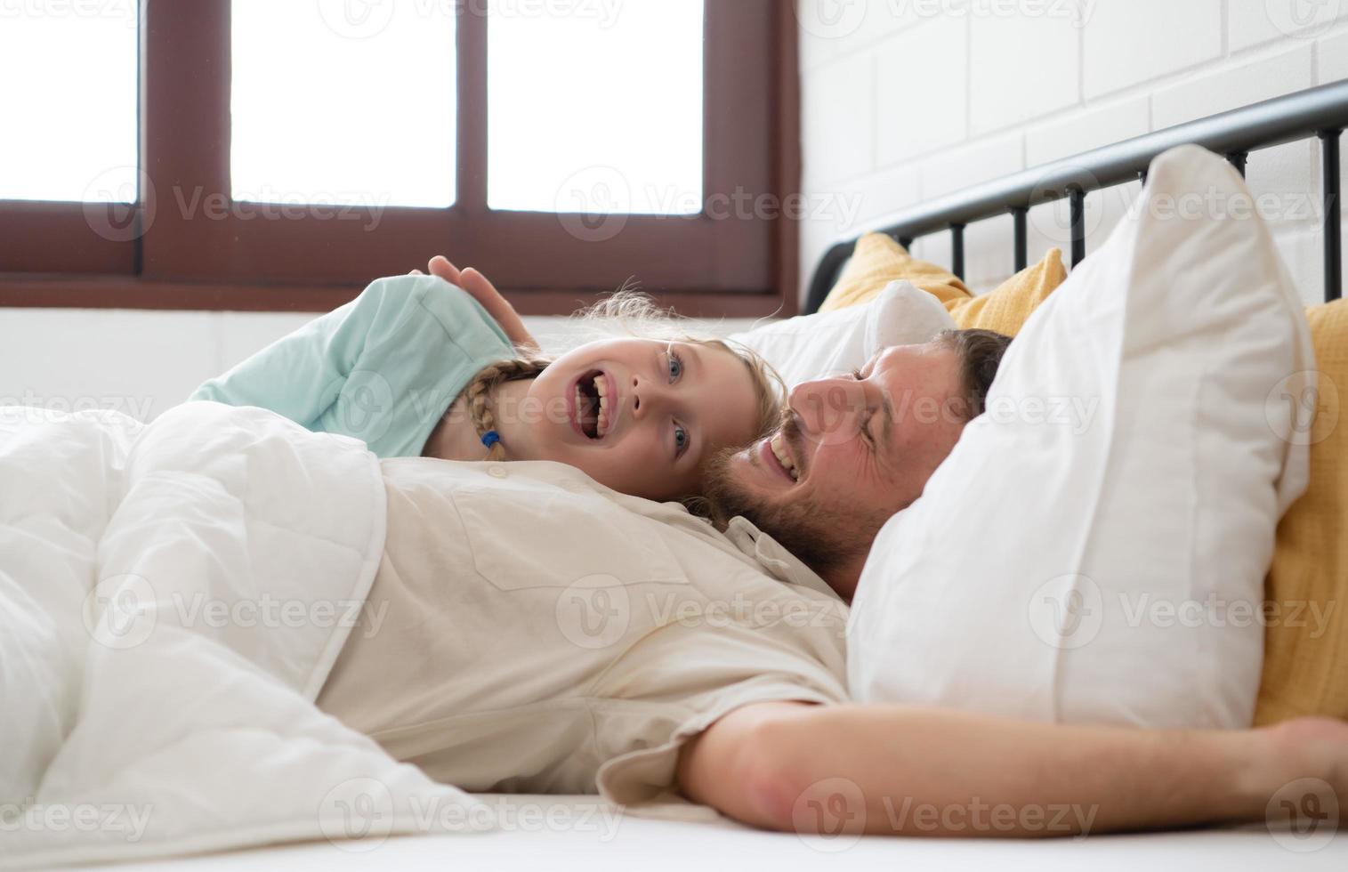 un' padre gode parlando con il suo figlia nel il suo Camera da letto. prima detto addio e invio sua figlia per letto foto