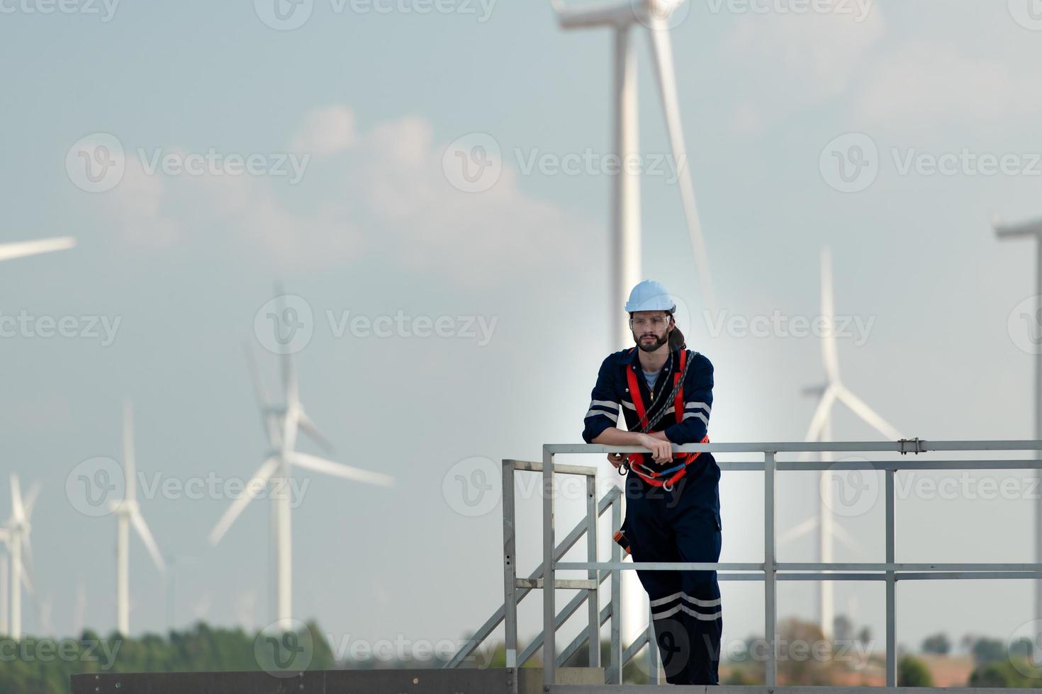 ingegnere a naturale energia vento turbina luogo con un' missione per scalata su per il vento turbina lame per ispezionare il operazione di grande vento turbine quello converte vento energia in elettrico energia foto