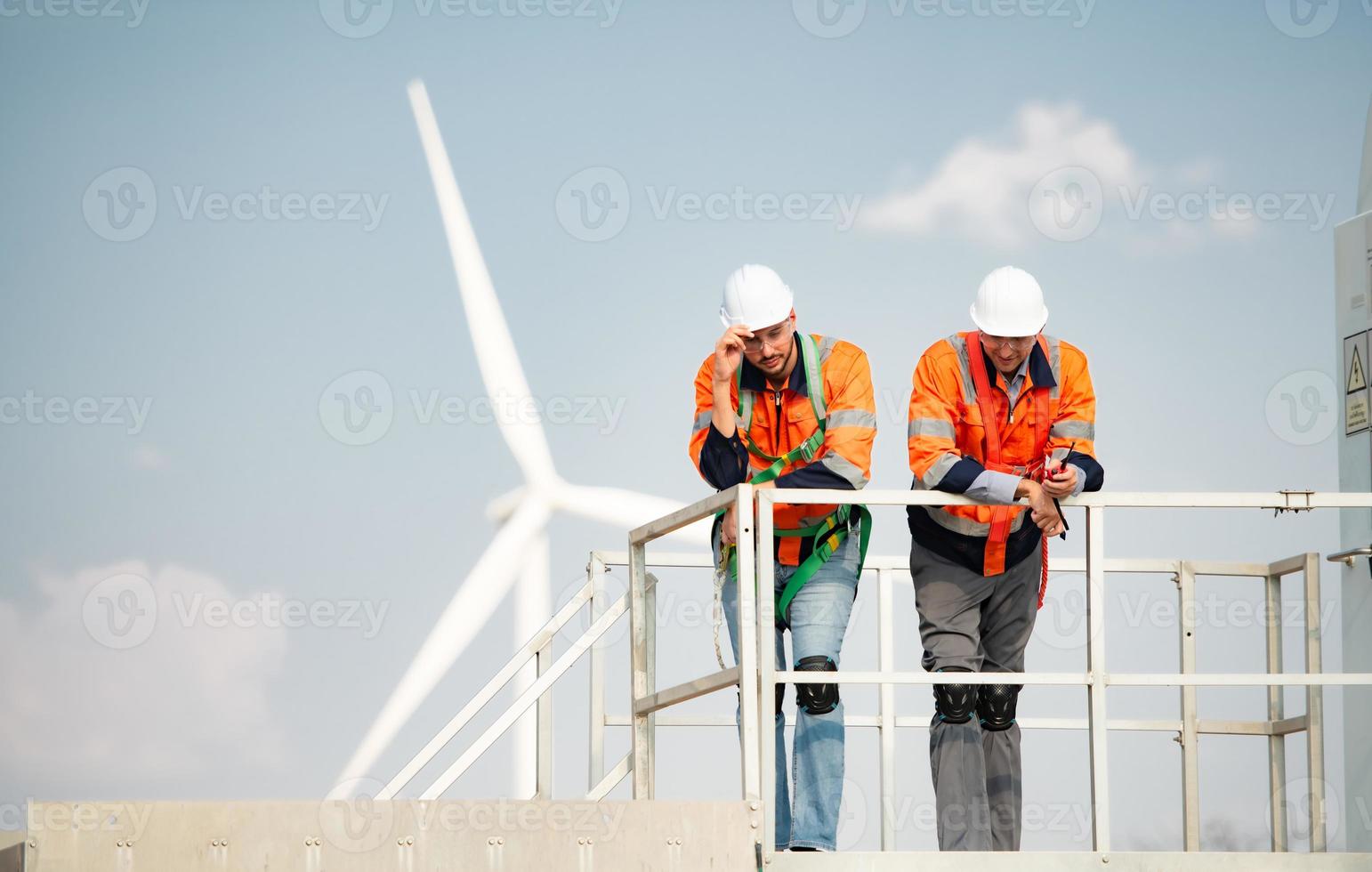 perito e ingegnere esaminare il efficienza di gigantesco vento turbine quello trasformare vento energia in elettrico energia quello è poi Usato nel quotidiano vita. foto