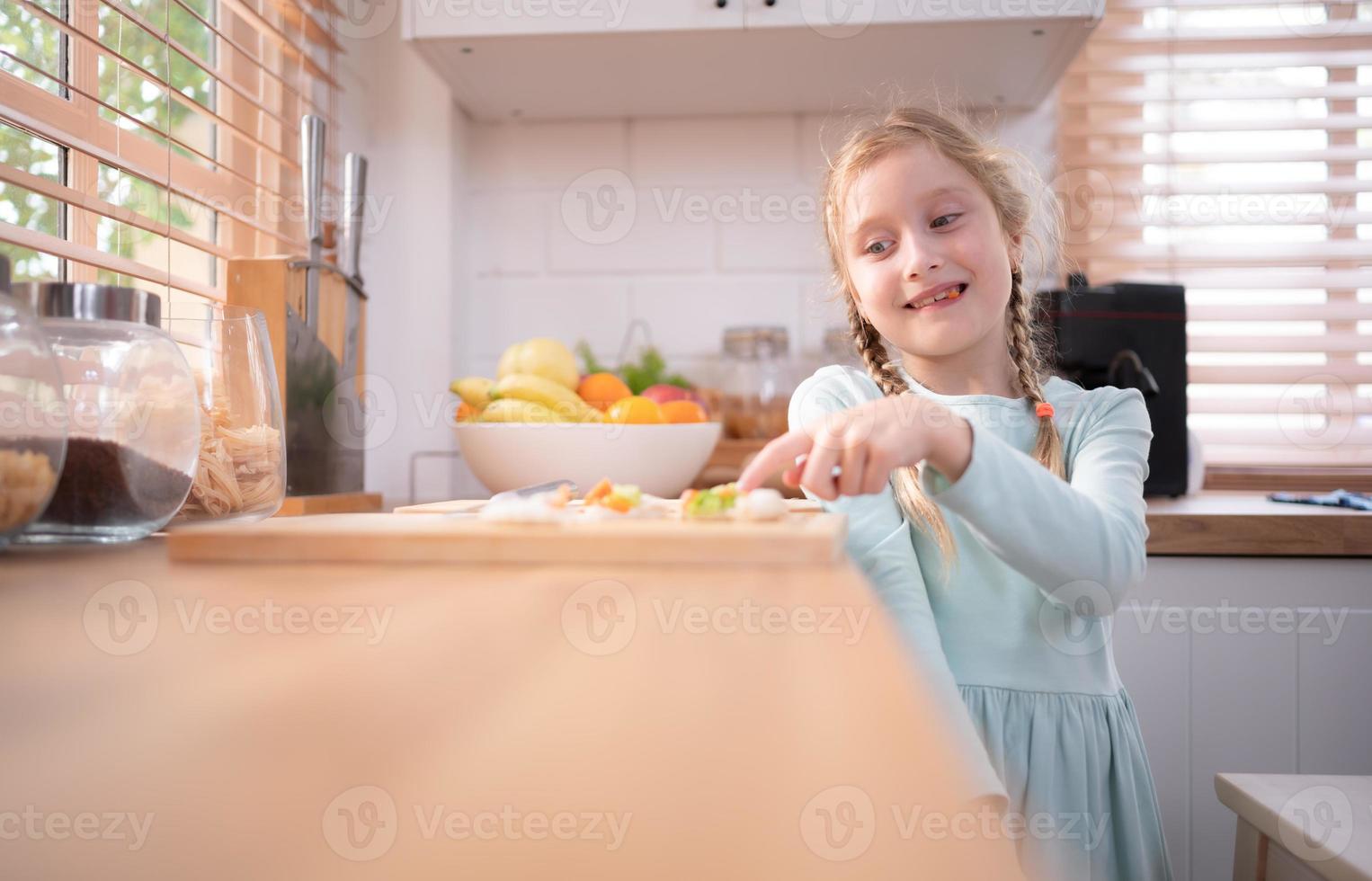 nipotina di nonni nel un' cucina con abbondanza di naturale luce, Aiuto cucinare cena per il giorno per il famiglia. foto