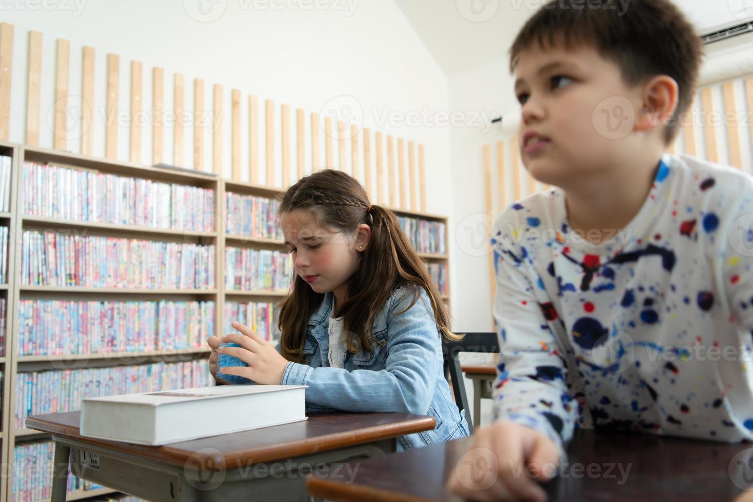 un' gruppo di studenti a partire dal un internazionale scuola quello promuove creatività foto