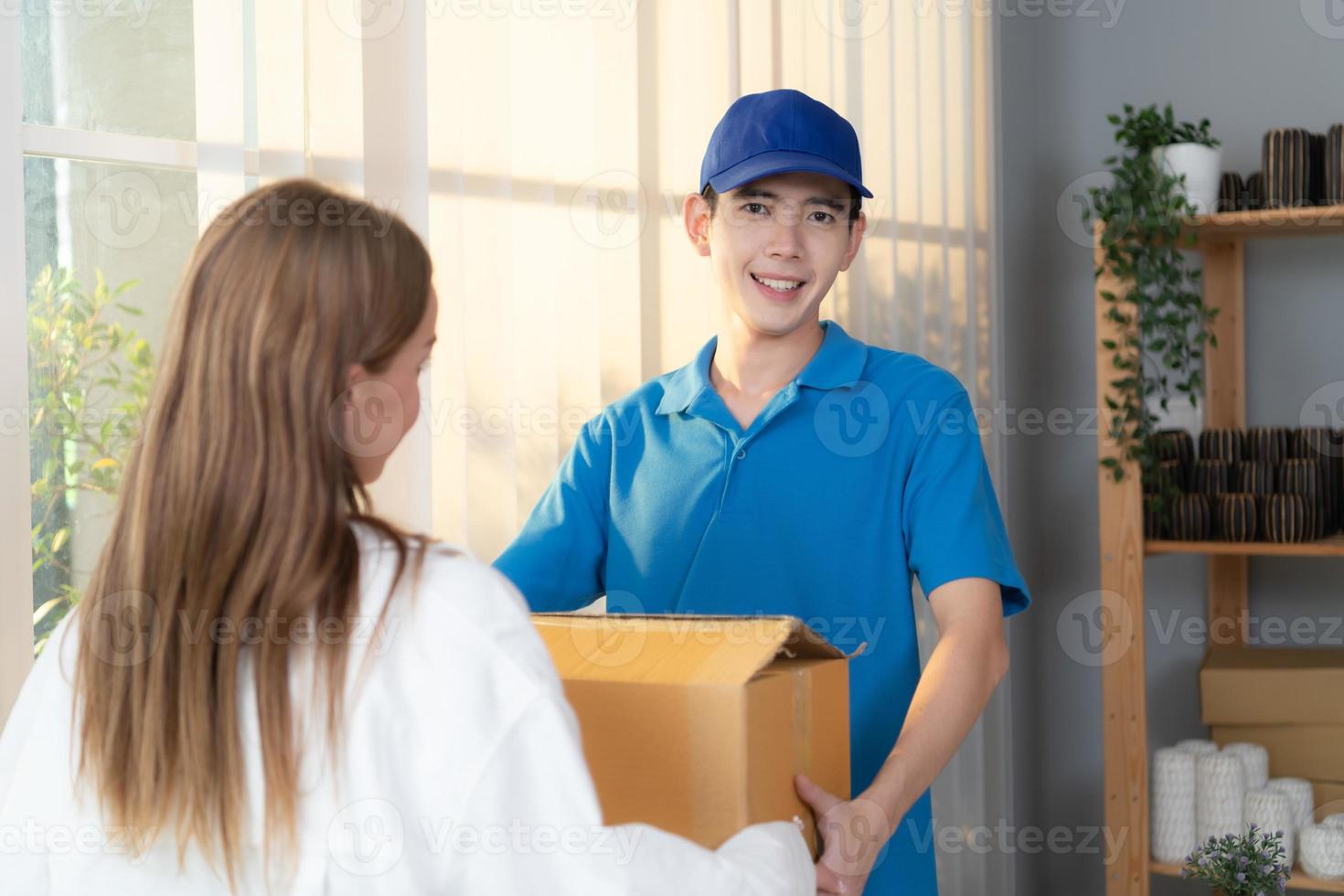 il consegna uomo porta il merce quello il cliente acquistato e consegna loro per il clienti casa. foto