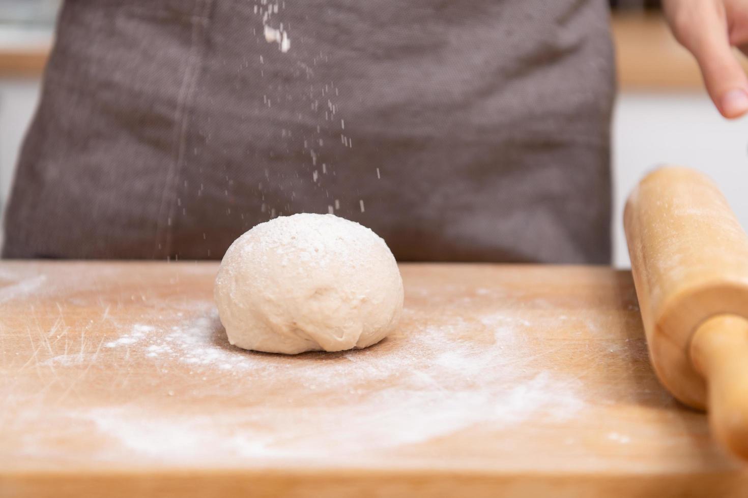 giovane coppia partire per il cucina e imparare Come per infornare biscotti in linea. fare esso e giocare felicemente e avere divertimento. foto