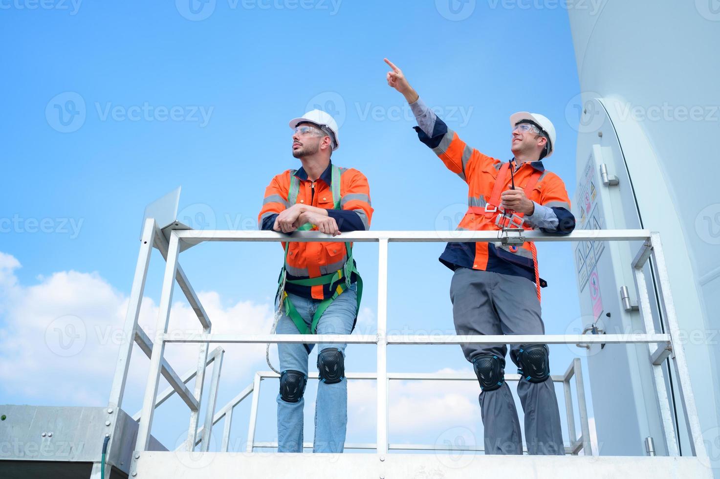 perito e ingegnere esaminare il efficienza di gigantesco vento turbine quello trasformare vento energia in elettrico energia quello è poi Usato nel quotidiano vita. foto