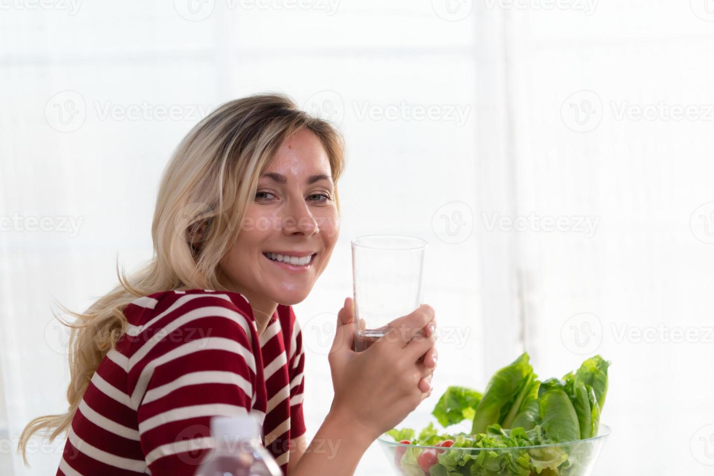 giovane femmina con pulito potabile acqua, quale è importante per sua Salute, mantiene sua senza malattia, e aiuta per Brighten sua pelle. foto