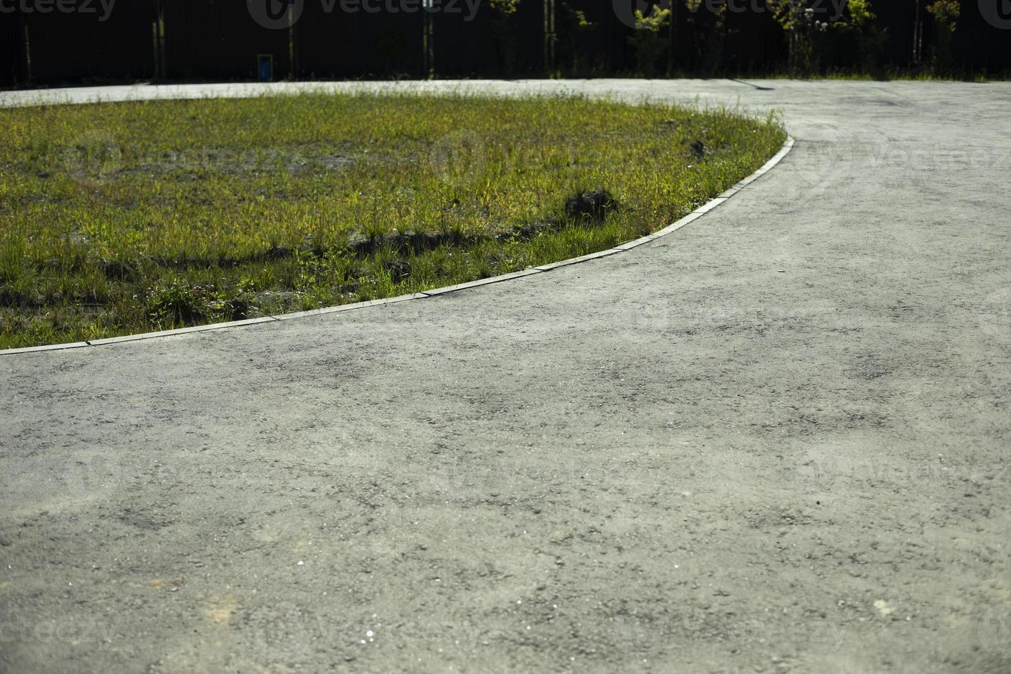 strada superficie nel città. pedone la zona. vuoto asfalto. strada nel estate. foto