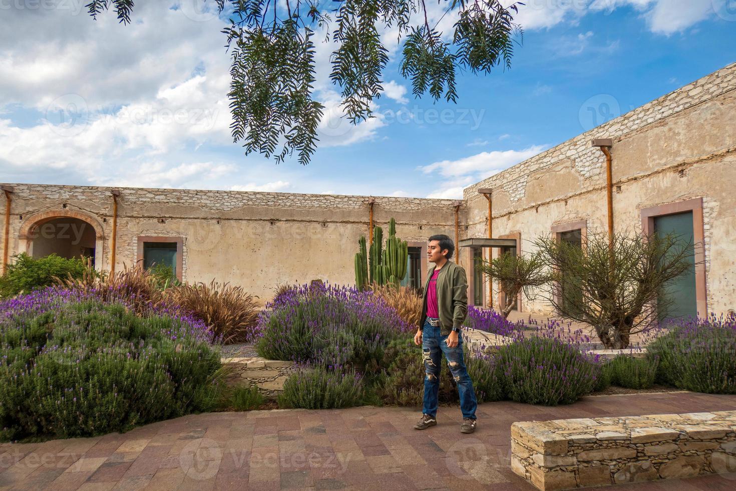 uomo visitare il vecchio rustico modello scuola con cactus nel minerale de pozzi guanajuato Messico foto