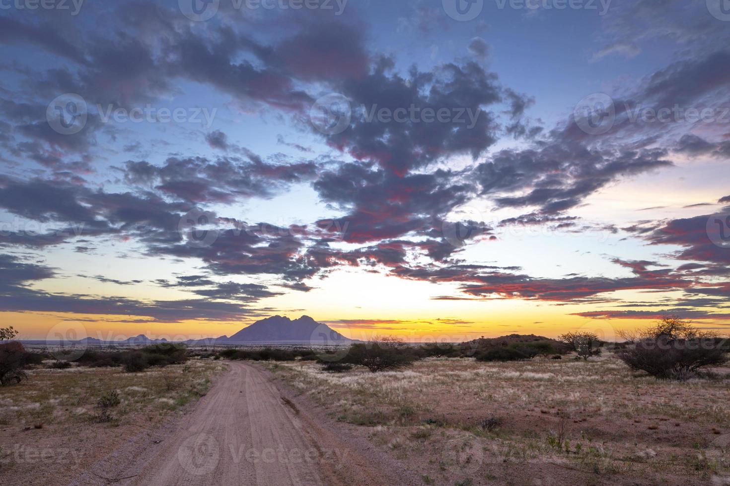 ultimo raggi di luce del sole colore il nuvole rosso dopo tramonto foto