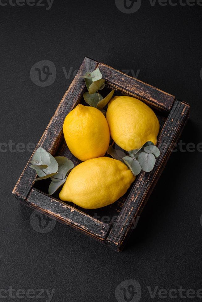 delizioso fresco giallo agrume frutta o Limone nel un' di legno scatola foto