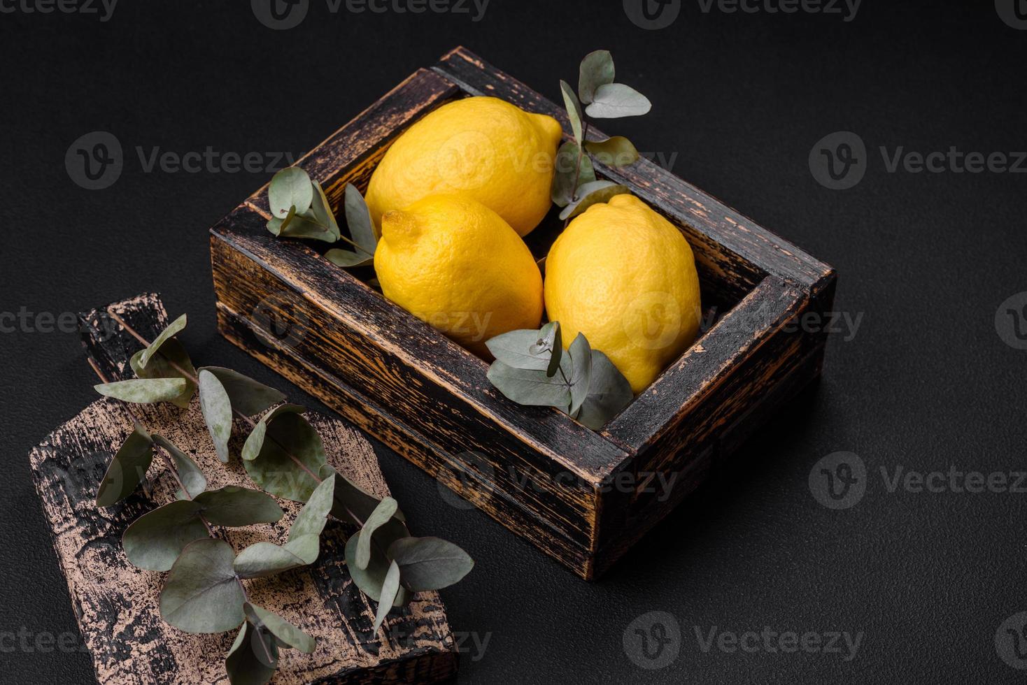 delizioso fresco giallo agrume frutta o Limone nel un' di legno scatola foto