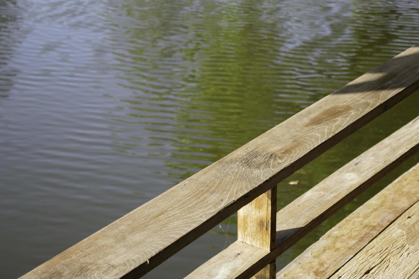 molo in legno in riva al lago foto