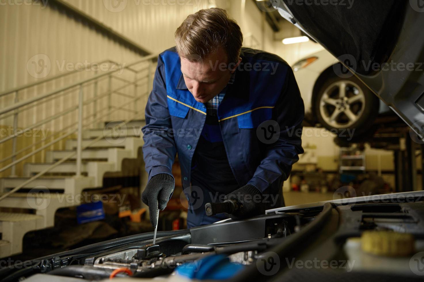 professionale tecnico, meccanico controllo auto motore. auto meccanico mani utilizzando chiave inglese per riparazione un' auto motore. controllo auto servizio, riparazione, Manutenzione foto