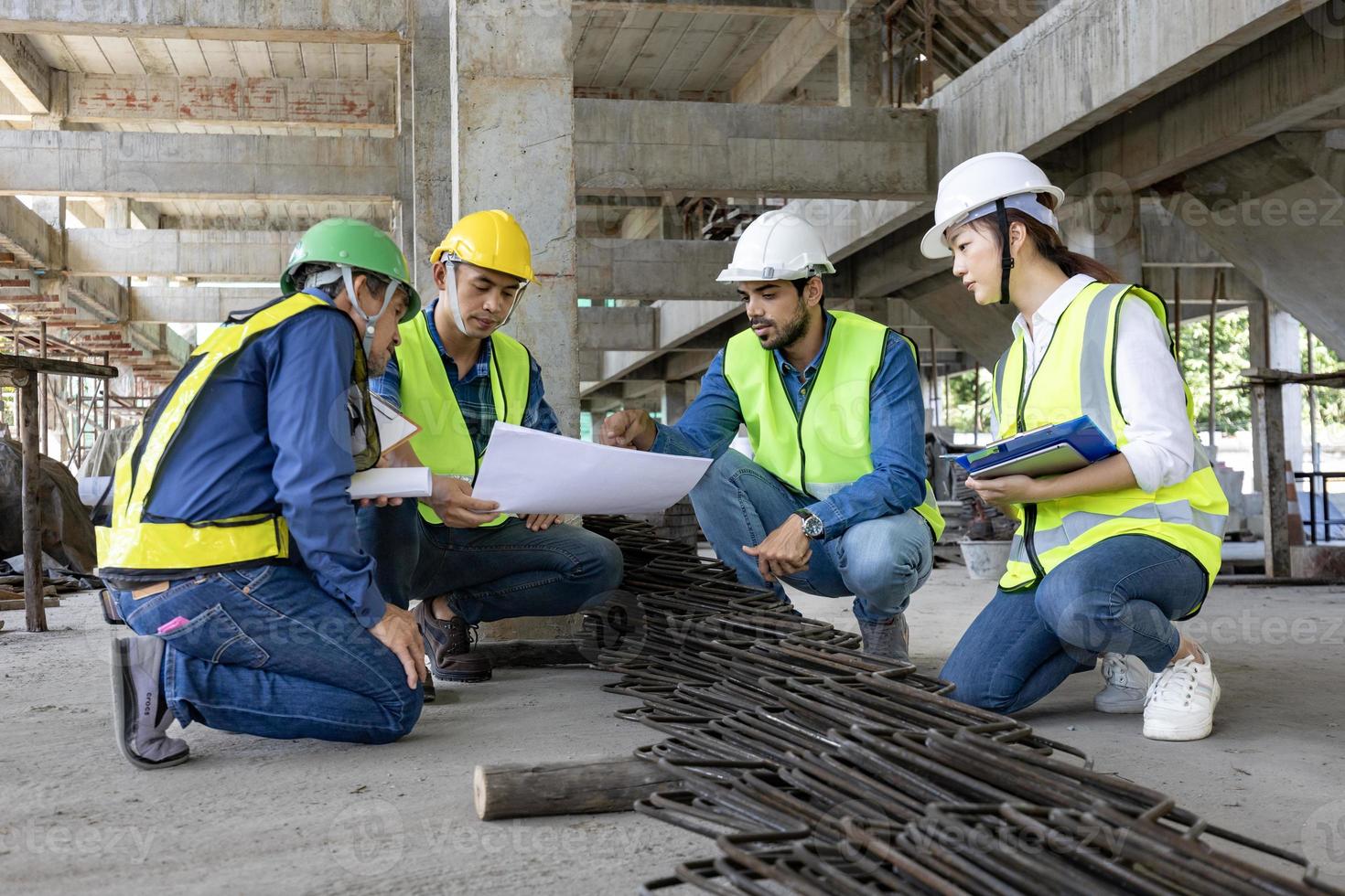 squadra di ingegnere, architetto, contraente e caposquadra incontro e consulenza a costruzione edificio luogo con pavimento Piano per vero tenuta sviluppo progetto industria e alloggiamento sequenza temporale foto