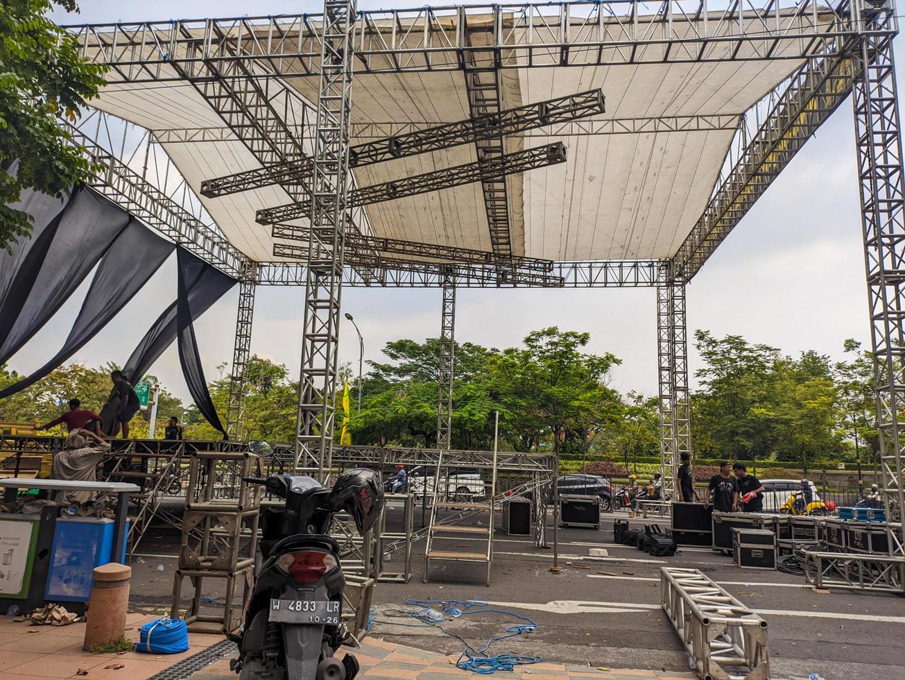 un' palcoscenico essere costruito per un evento nel surabaya, Indonesia foto