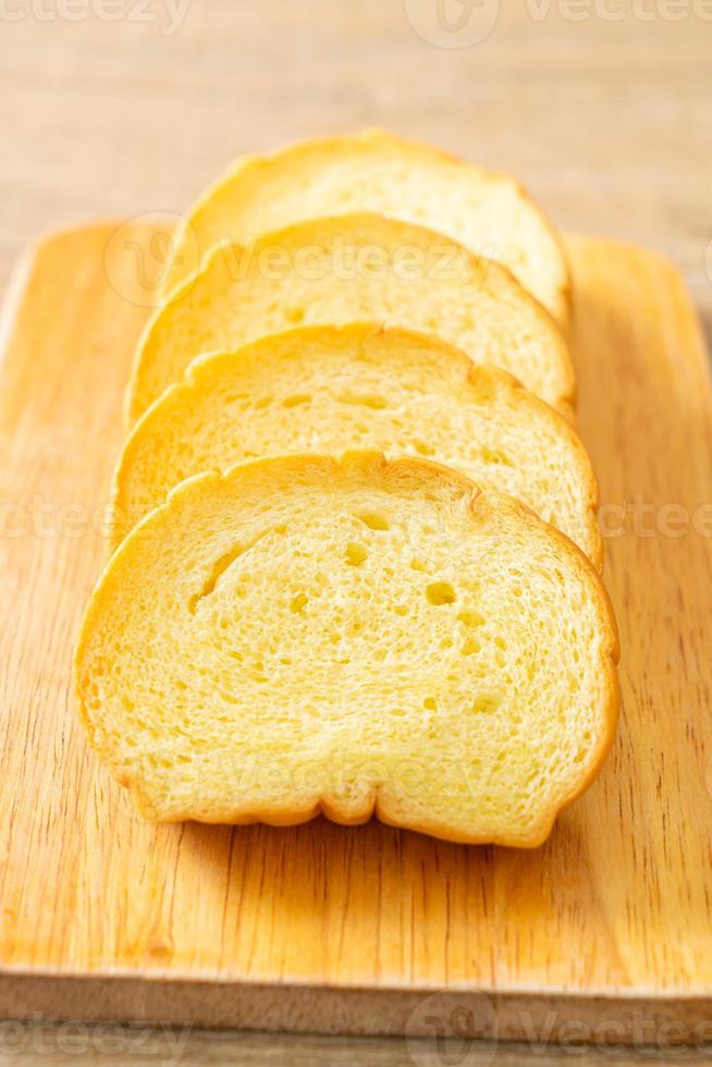 pane di patate affettato su tavola di legno foto